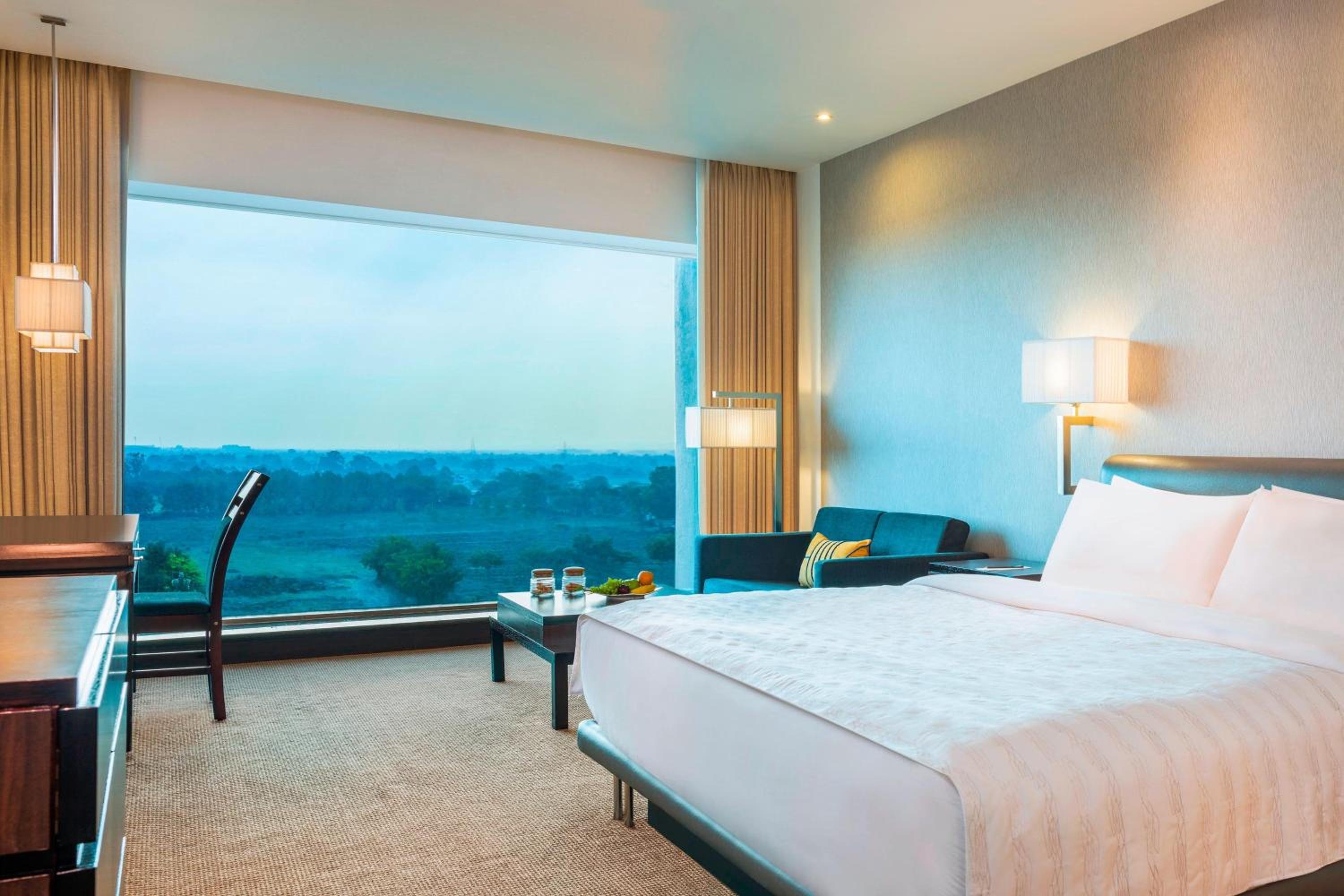 Club King Room with Lounge Access from 7pm - 9pm with complimentary in-house selection of liquor I 2 pints of beer and 2 pieces of laundry per day on non-cumulative basis