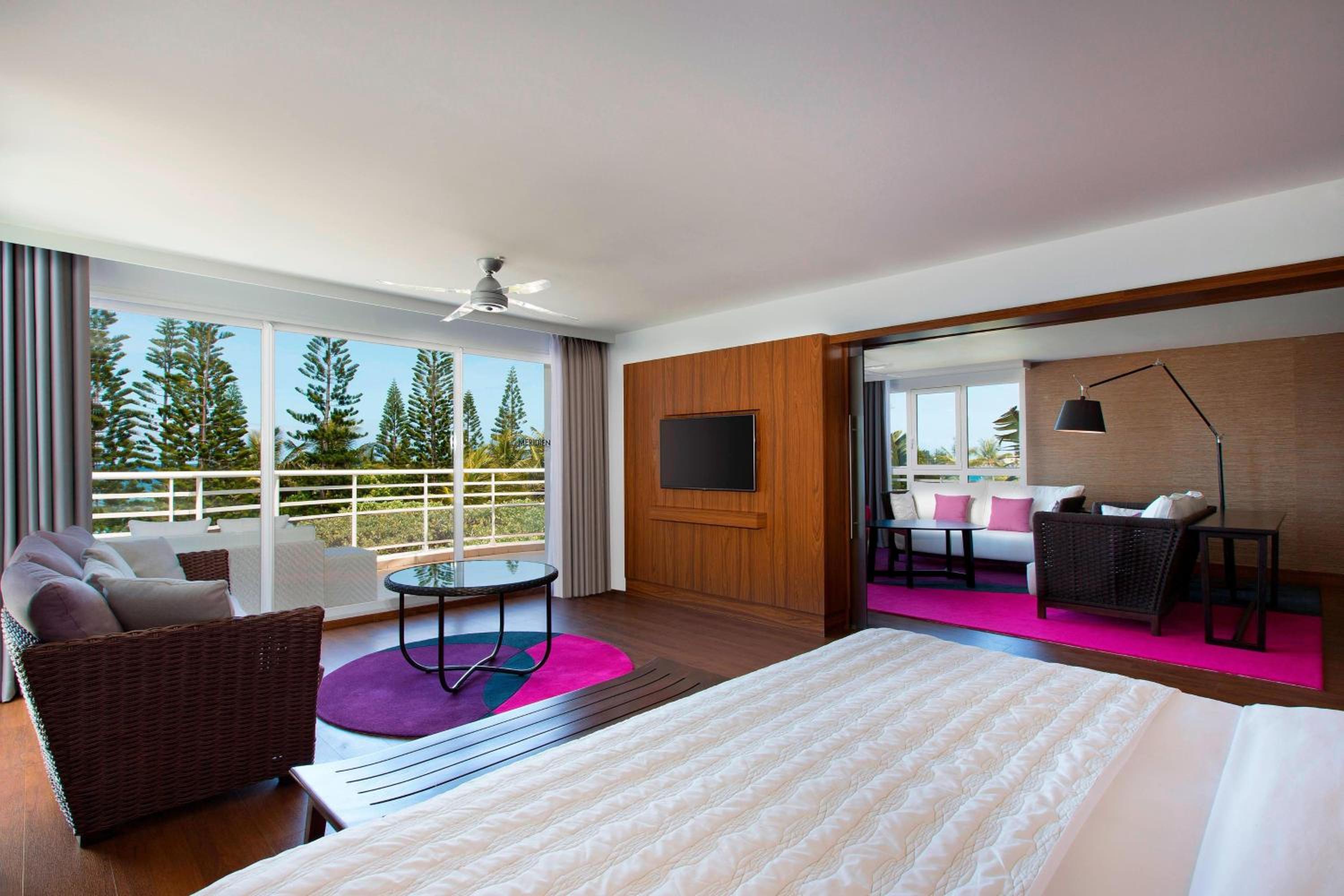 One Bedroom Larger Suite Seafront with Balcony, 1 King