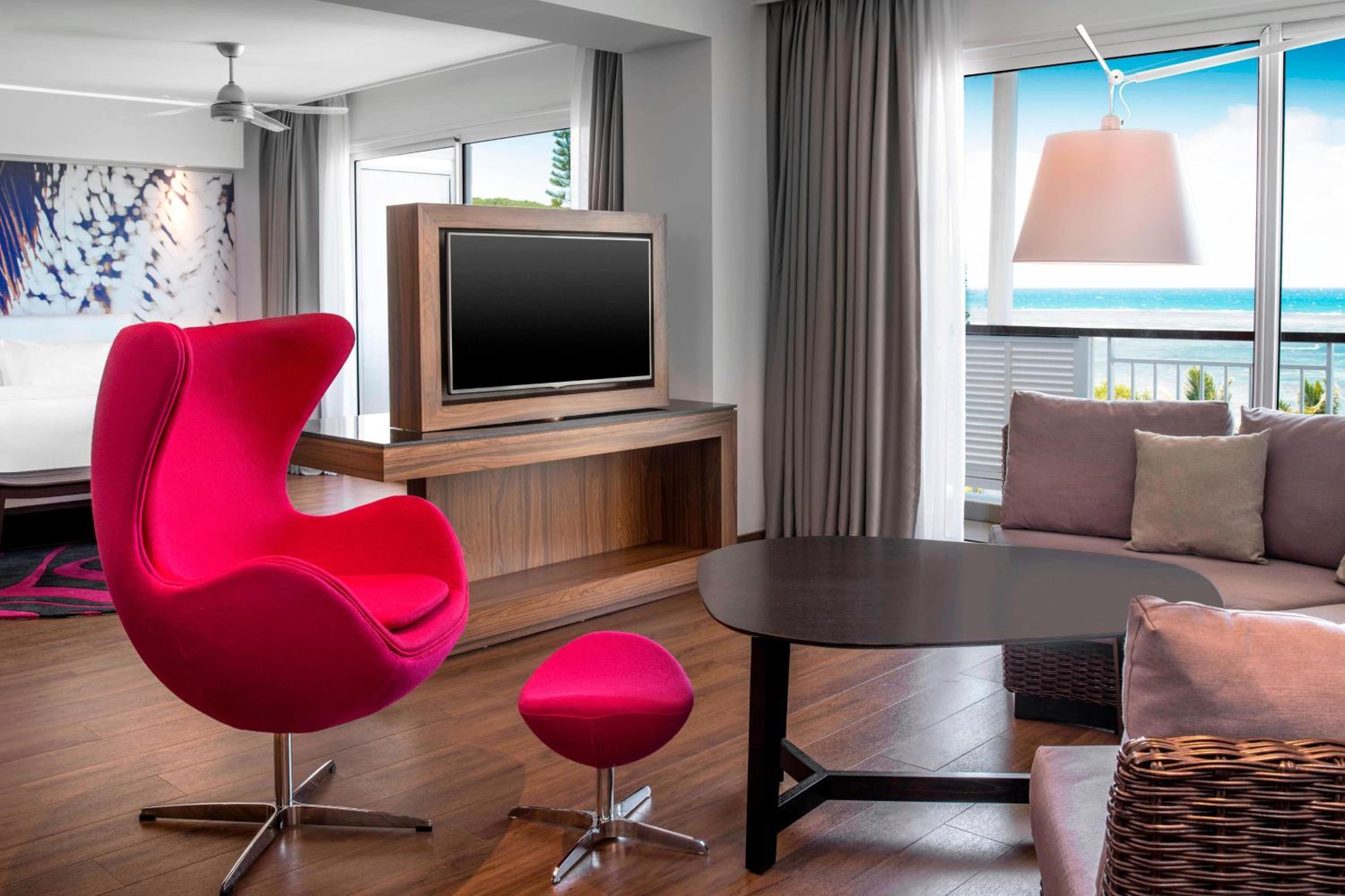 1 Bedroom Suite, 1 King, Garden View, Balcony