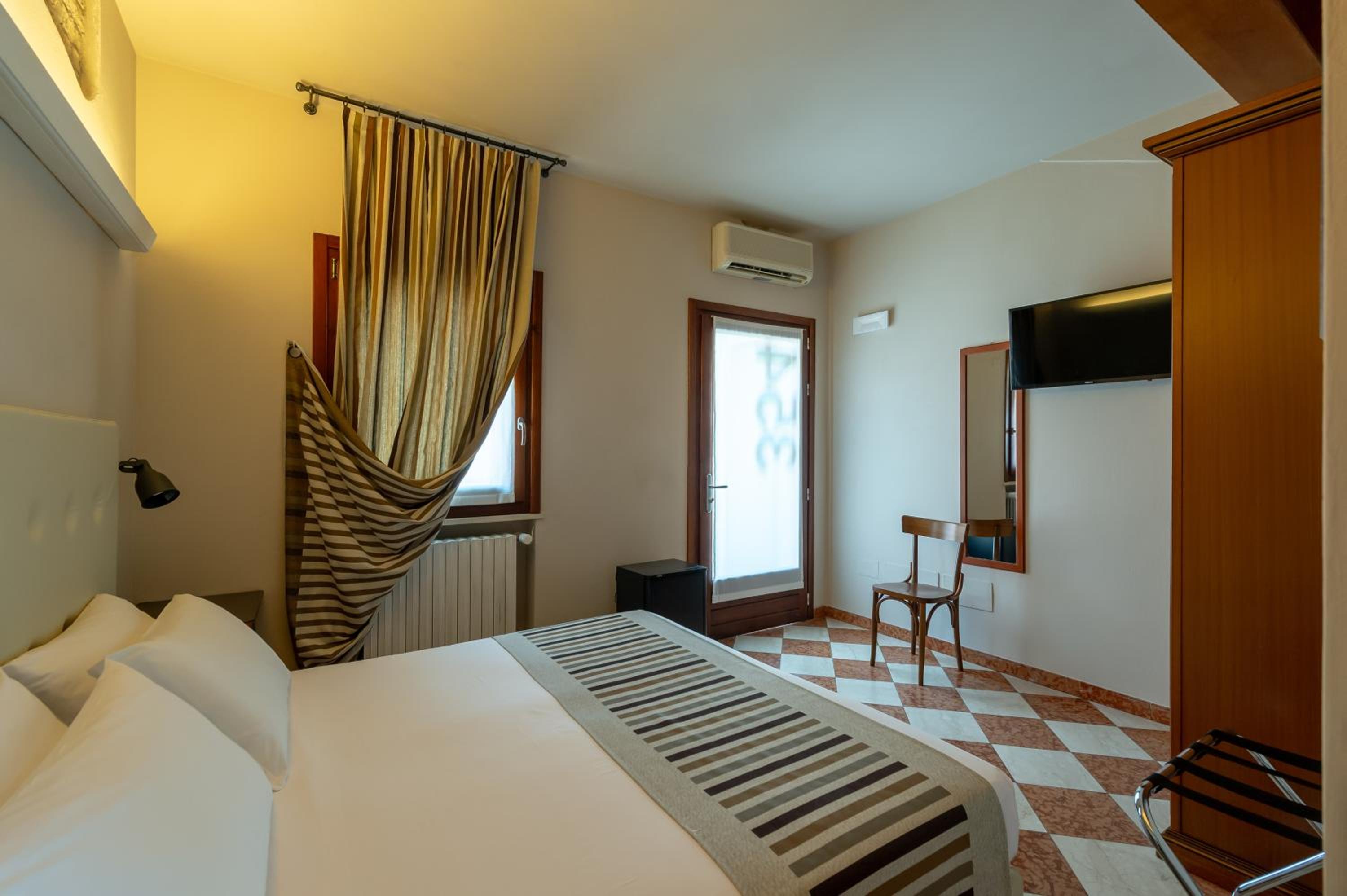Double or Twin Room - Photo 3