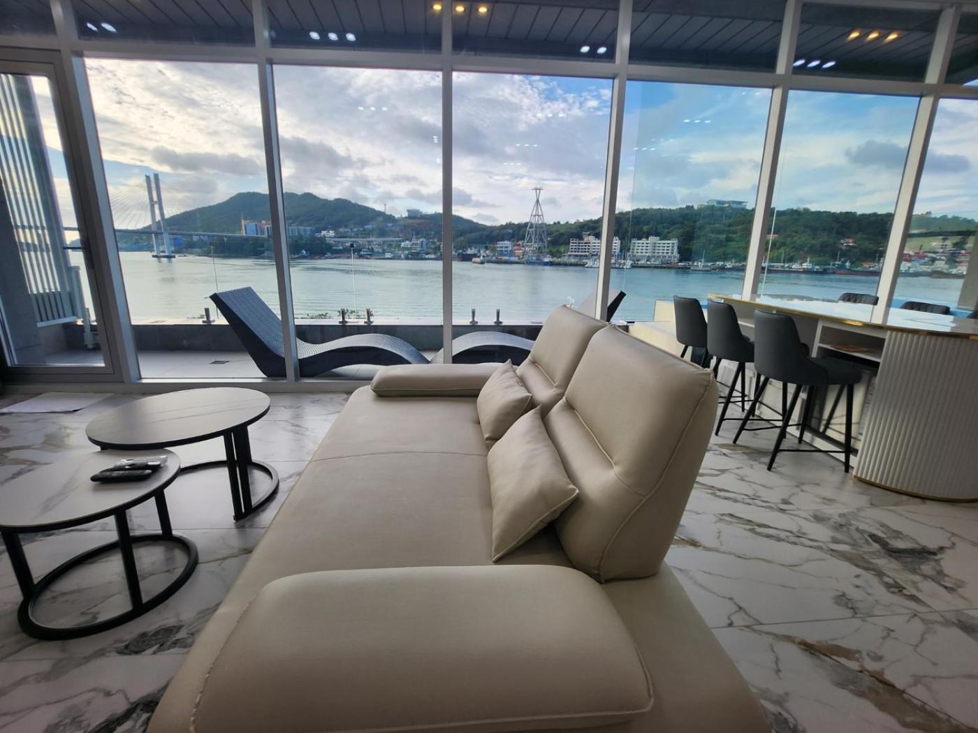 Deluxe Suite with Sea View photo 3