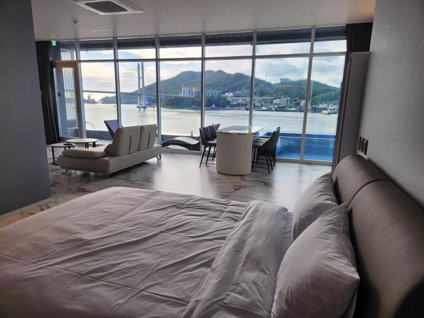 Deluxe Suite with Sea View photo 2