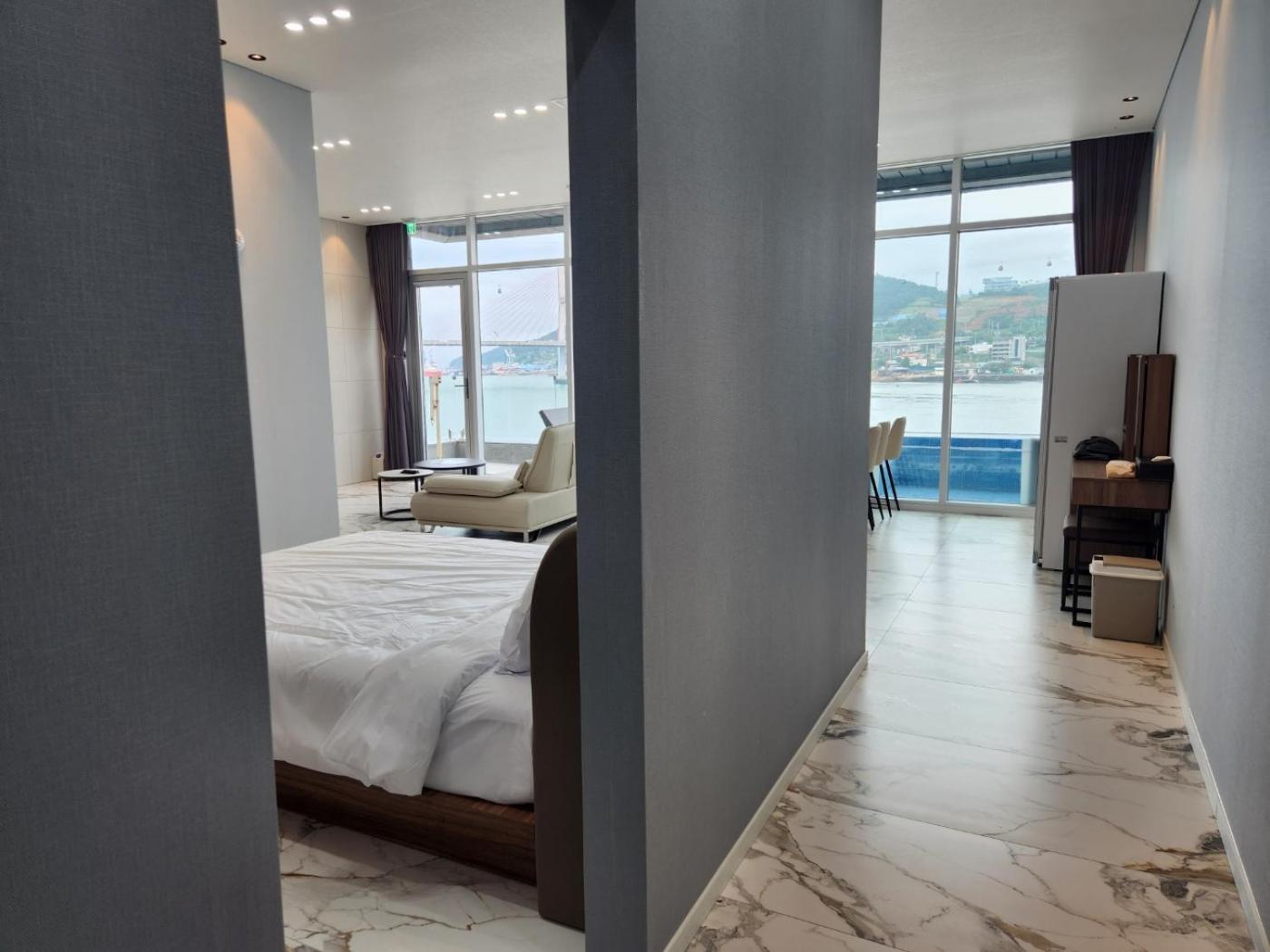 Deluxe Suite with Sea View photo 3