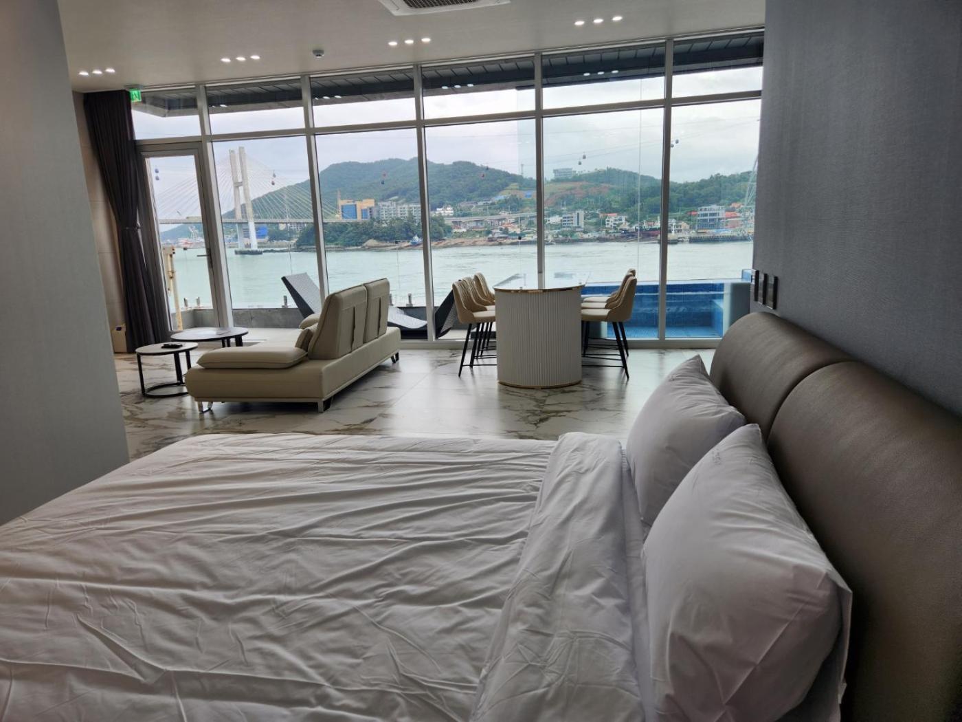 Deluxe Suite with Sea View photo 1