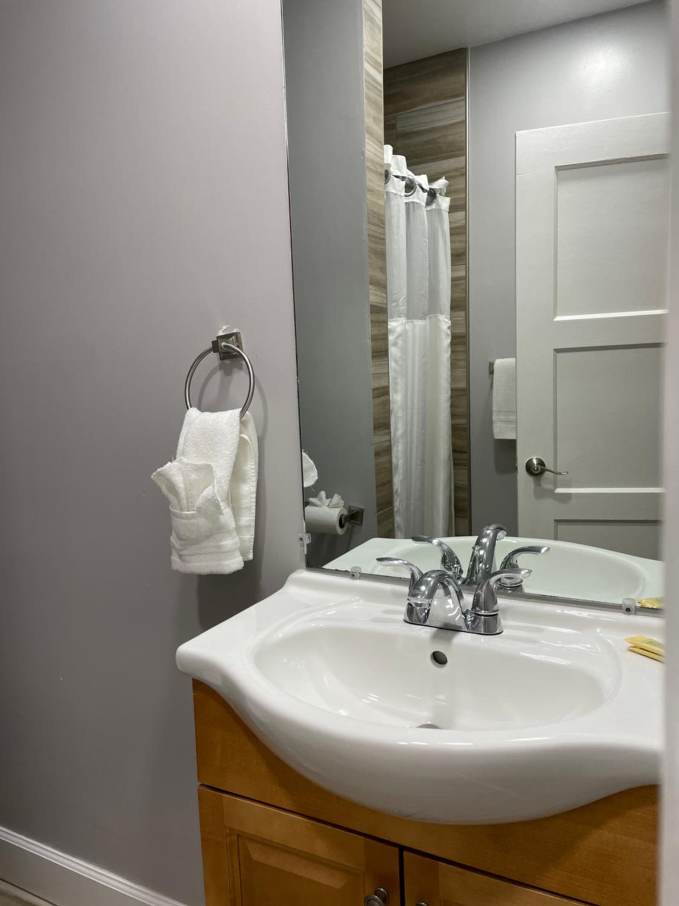 Queen Room - Non-Smoking - Photo 6