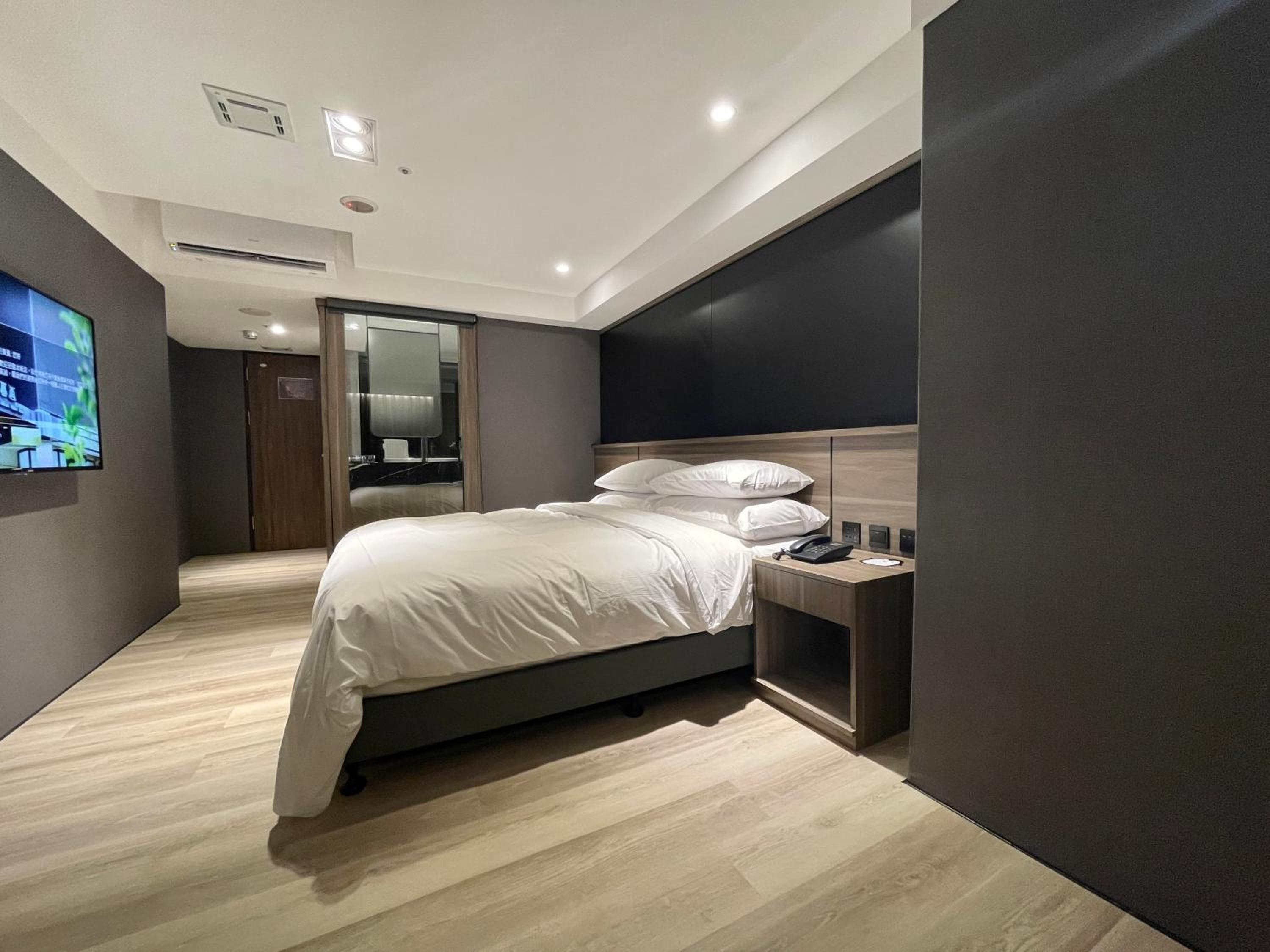 Standard Double Room - Photo 9