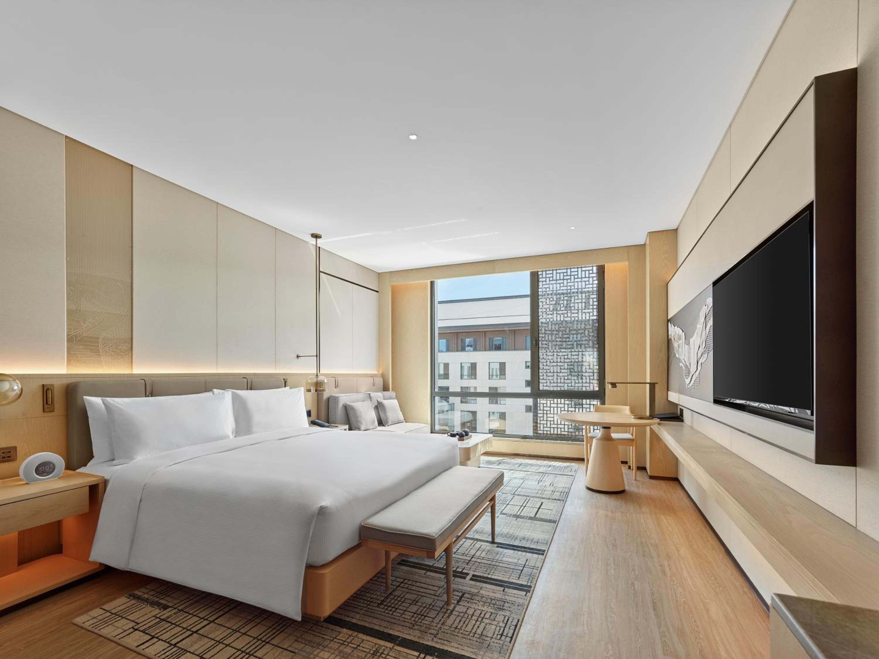 Deluxe King Room - Photo 4