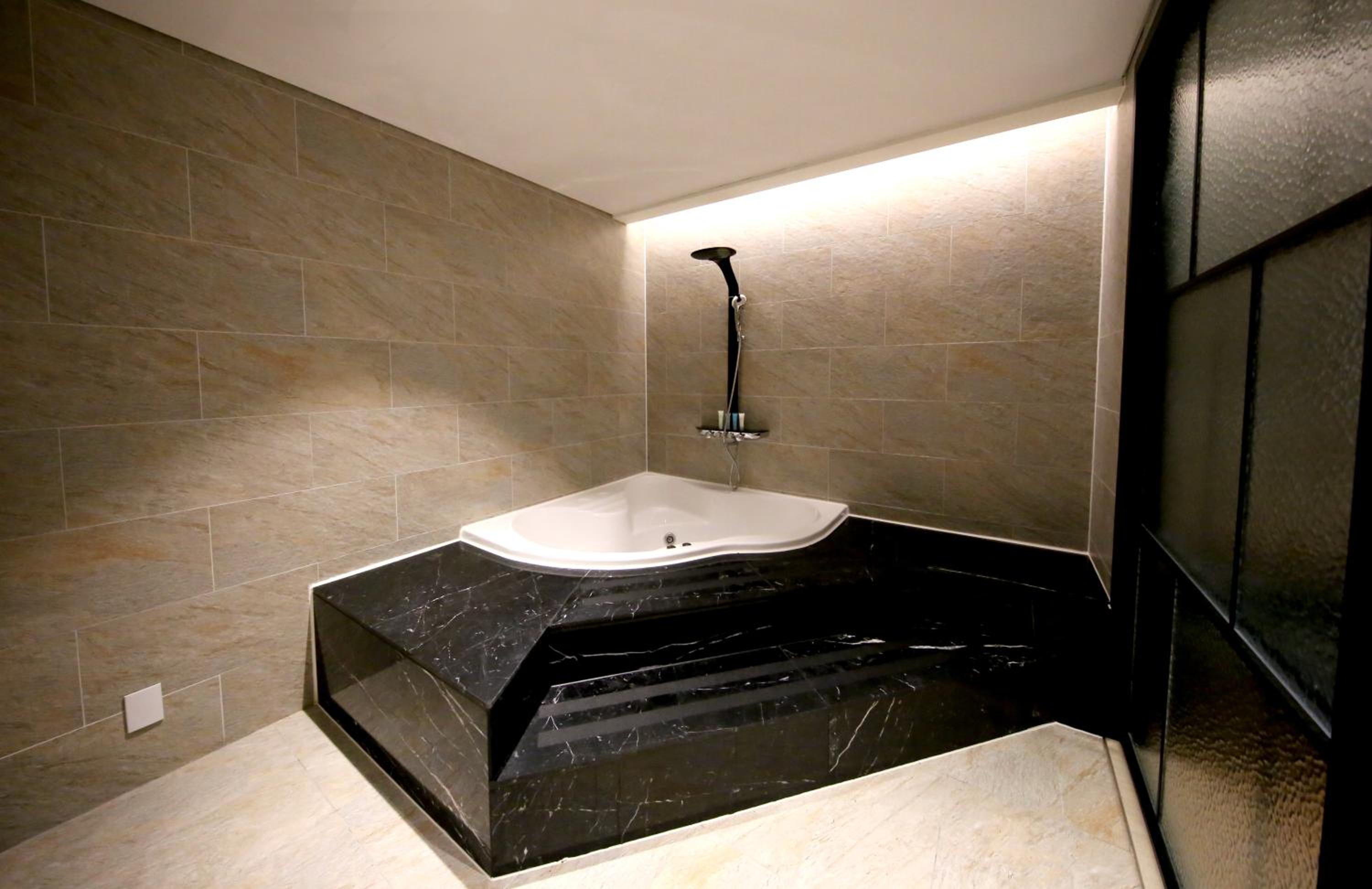 Family Suite Room with Whirlpool Bath  photo 2