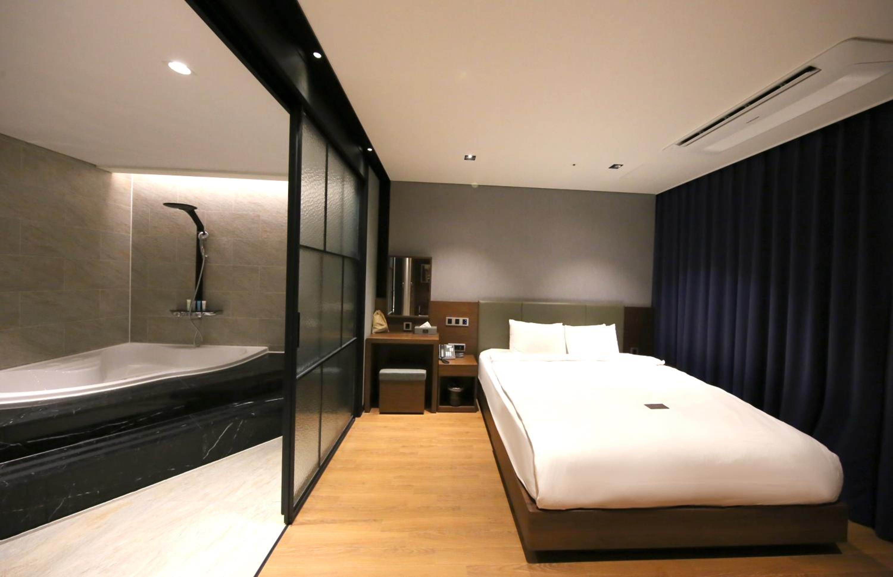 Family Suite Room with Whirlpool Bath  photo 3