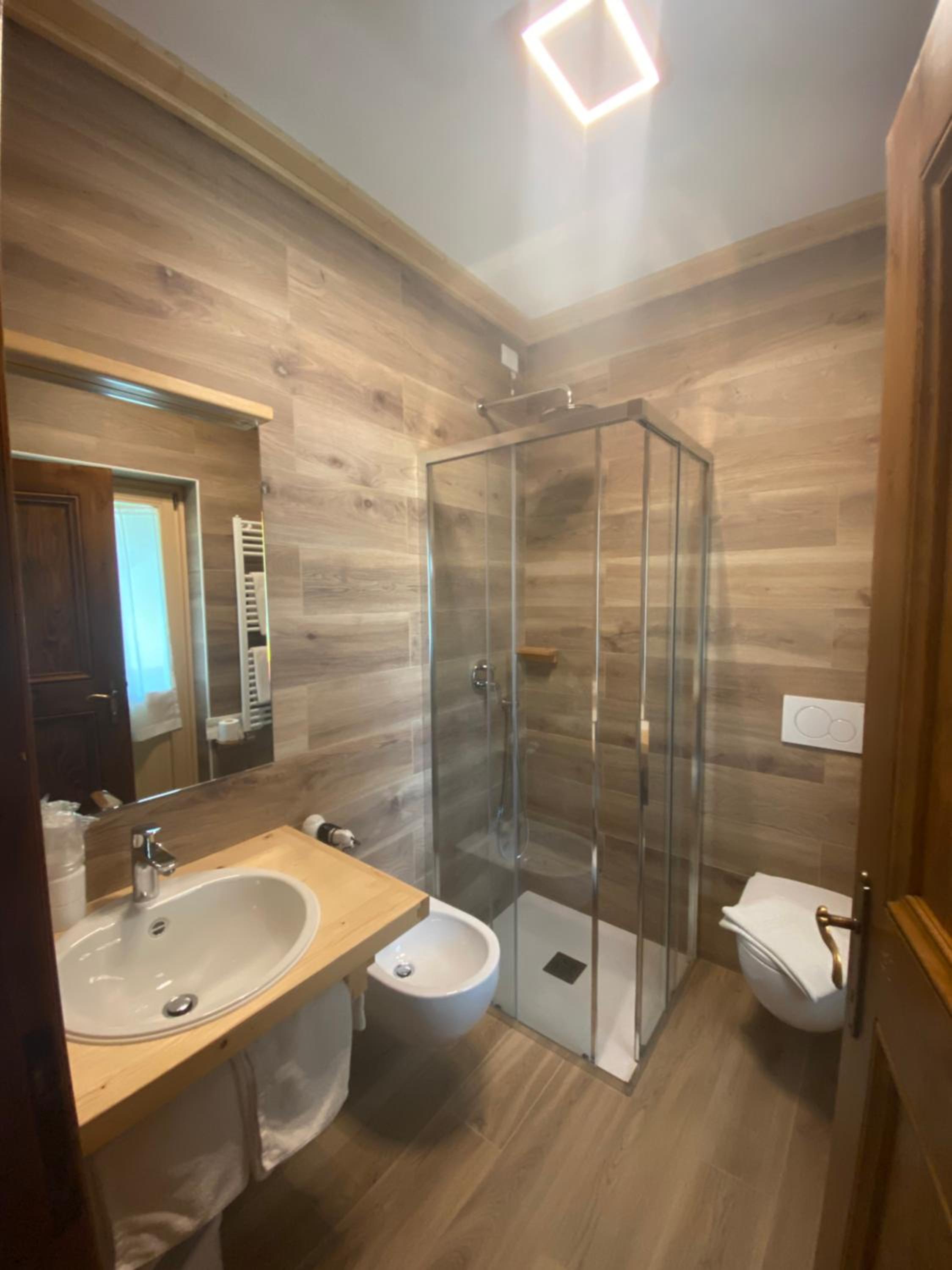 Double Room with Private Bathroom - Photo 9