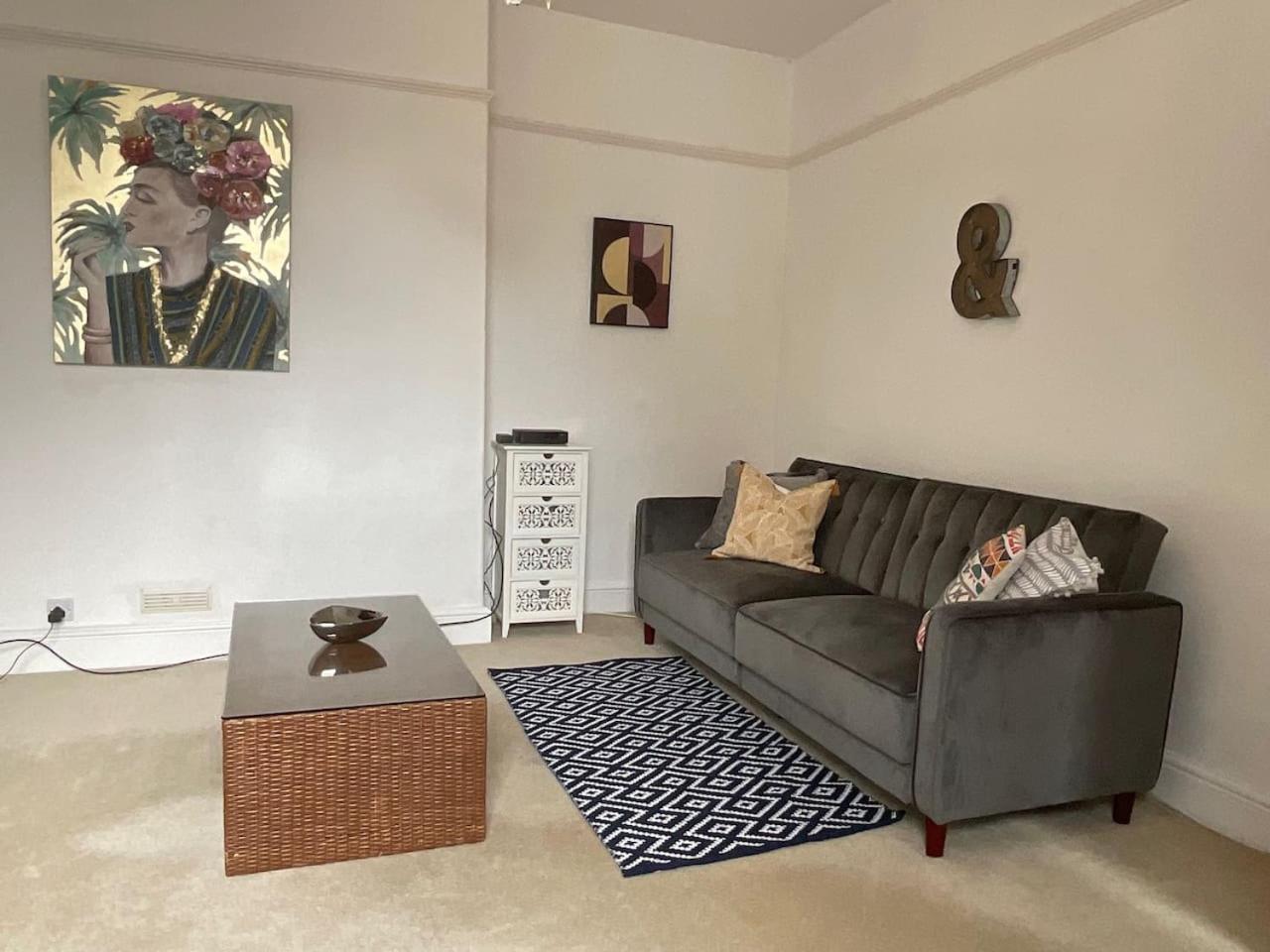 One-Bedroom Apartment photo 2