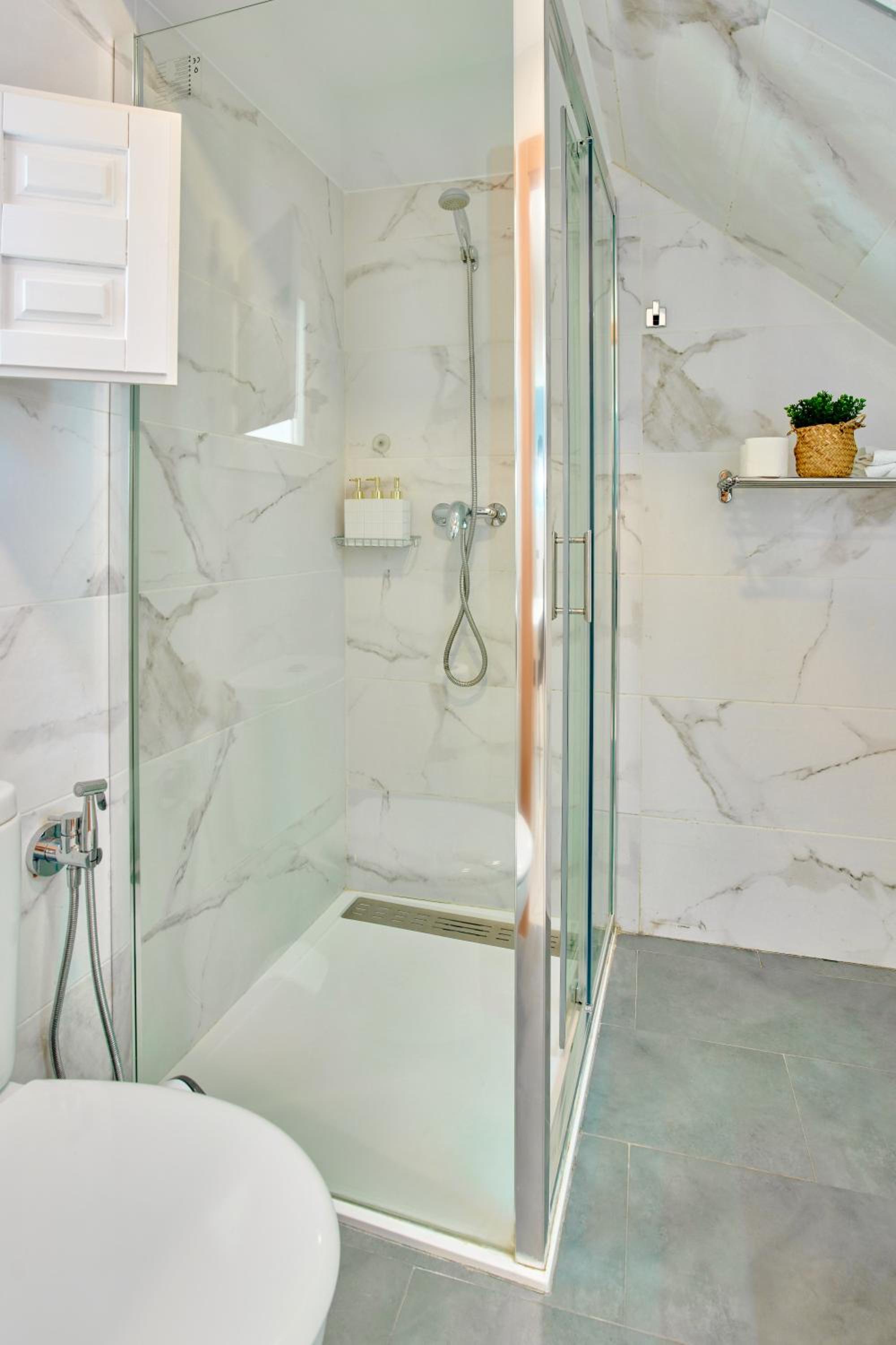 Deluxe Double Room with Balcony - Photo 7