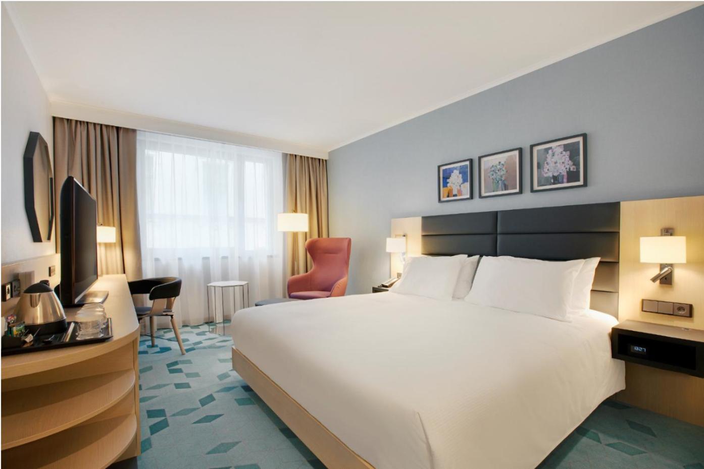 King Guest Room - Mobility Accessible thumbnail 5