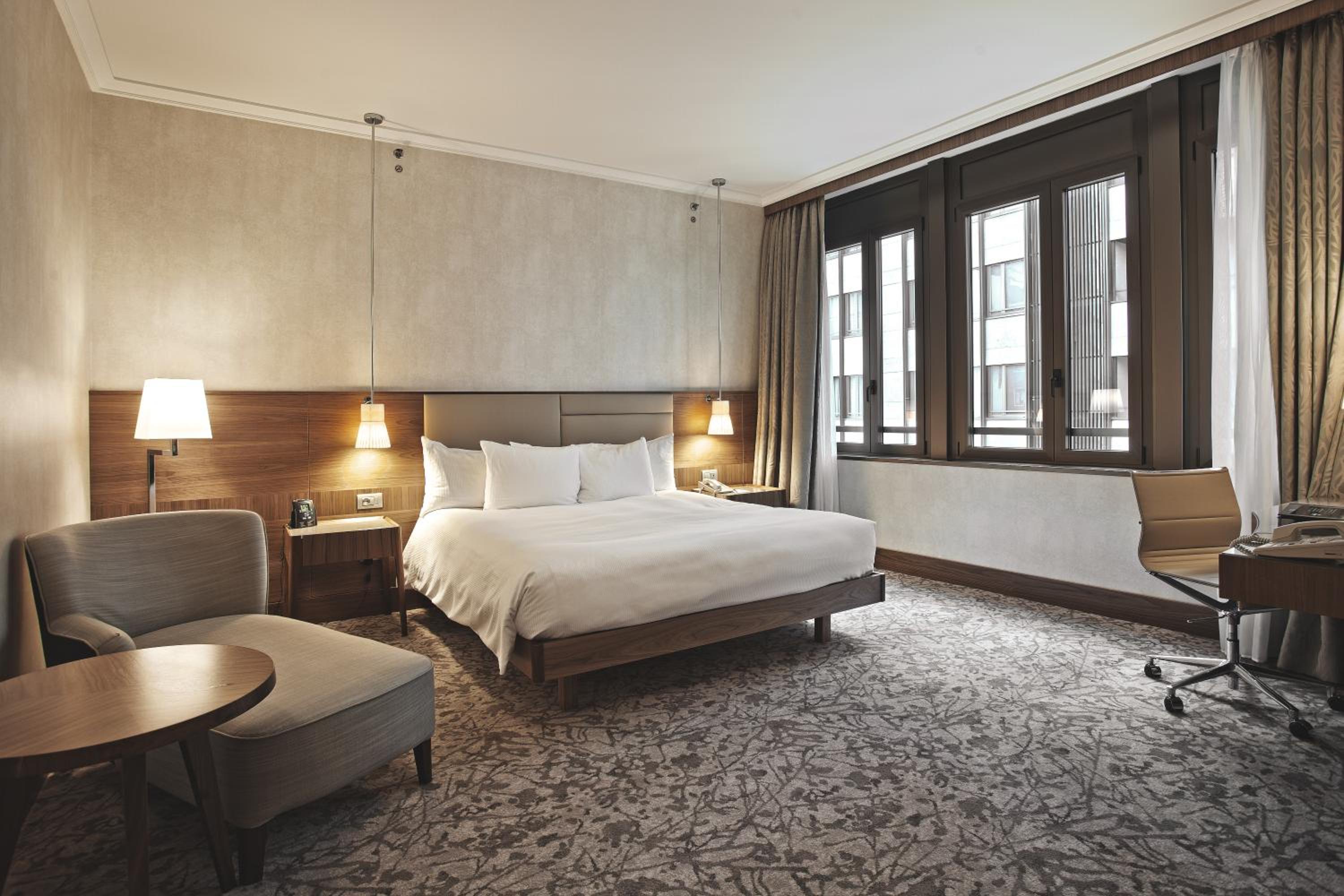 Executive King Room thumbnail 5