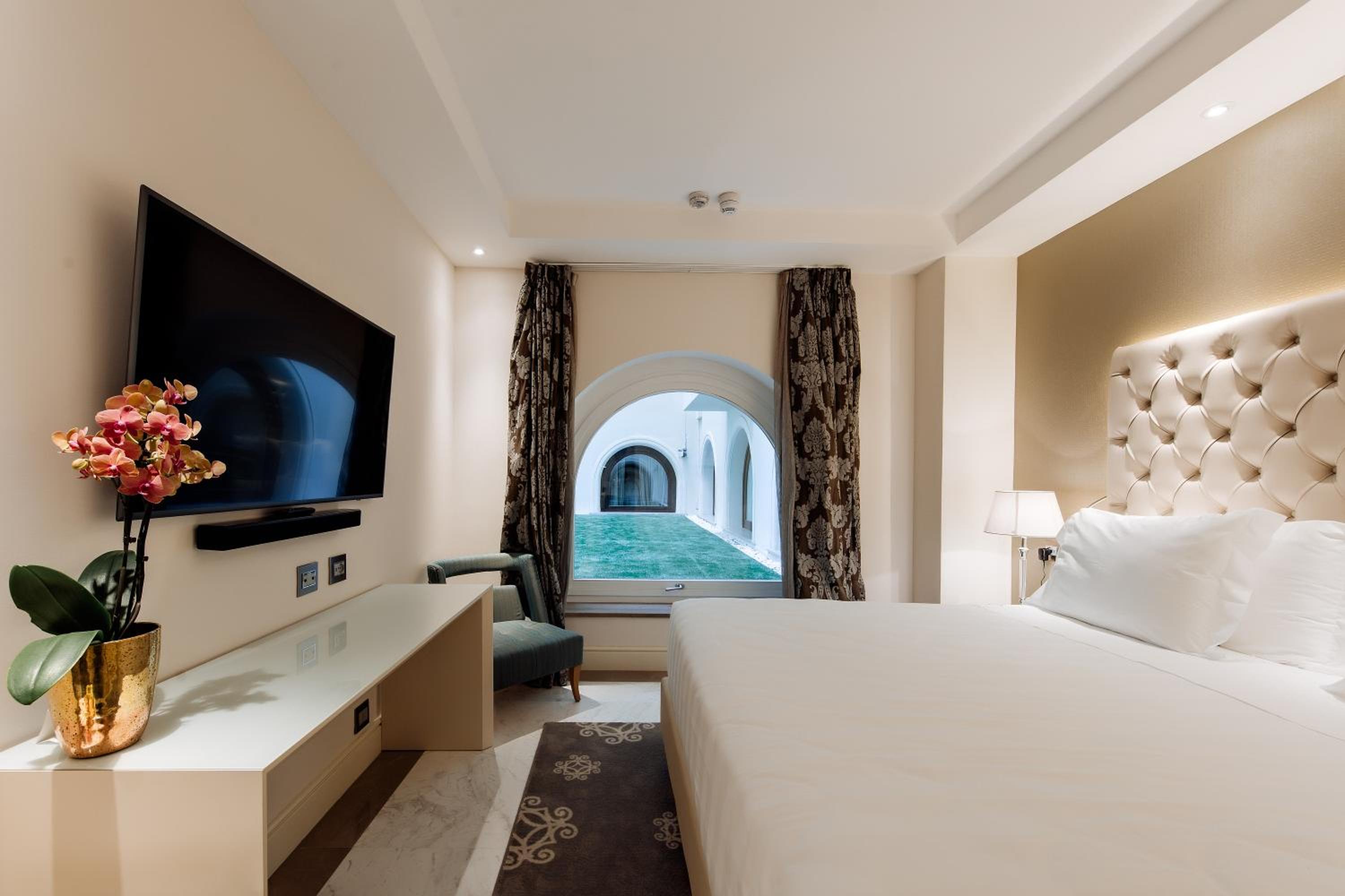 Deluxe King Room thumbnail 6