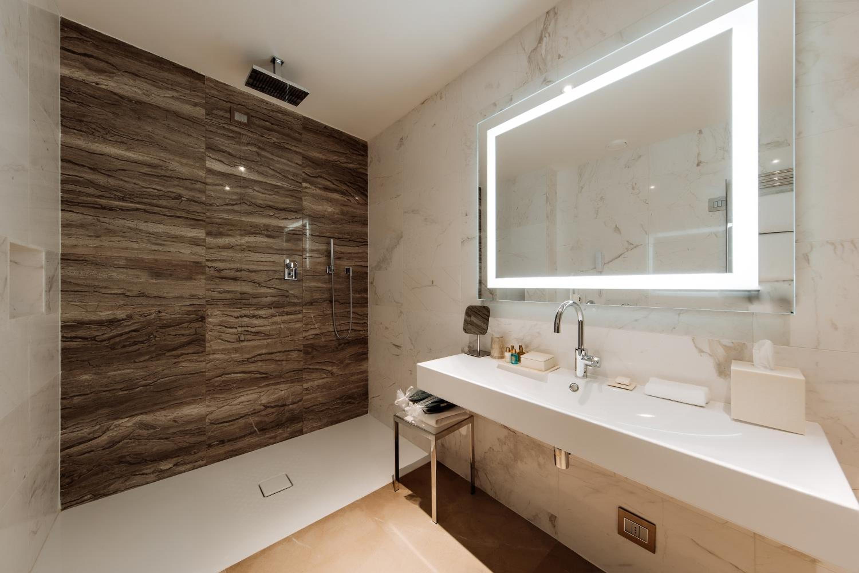 Deluxe King Room - Mobility Accessible