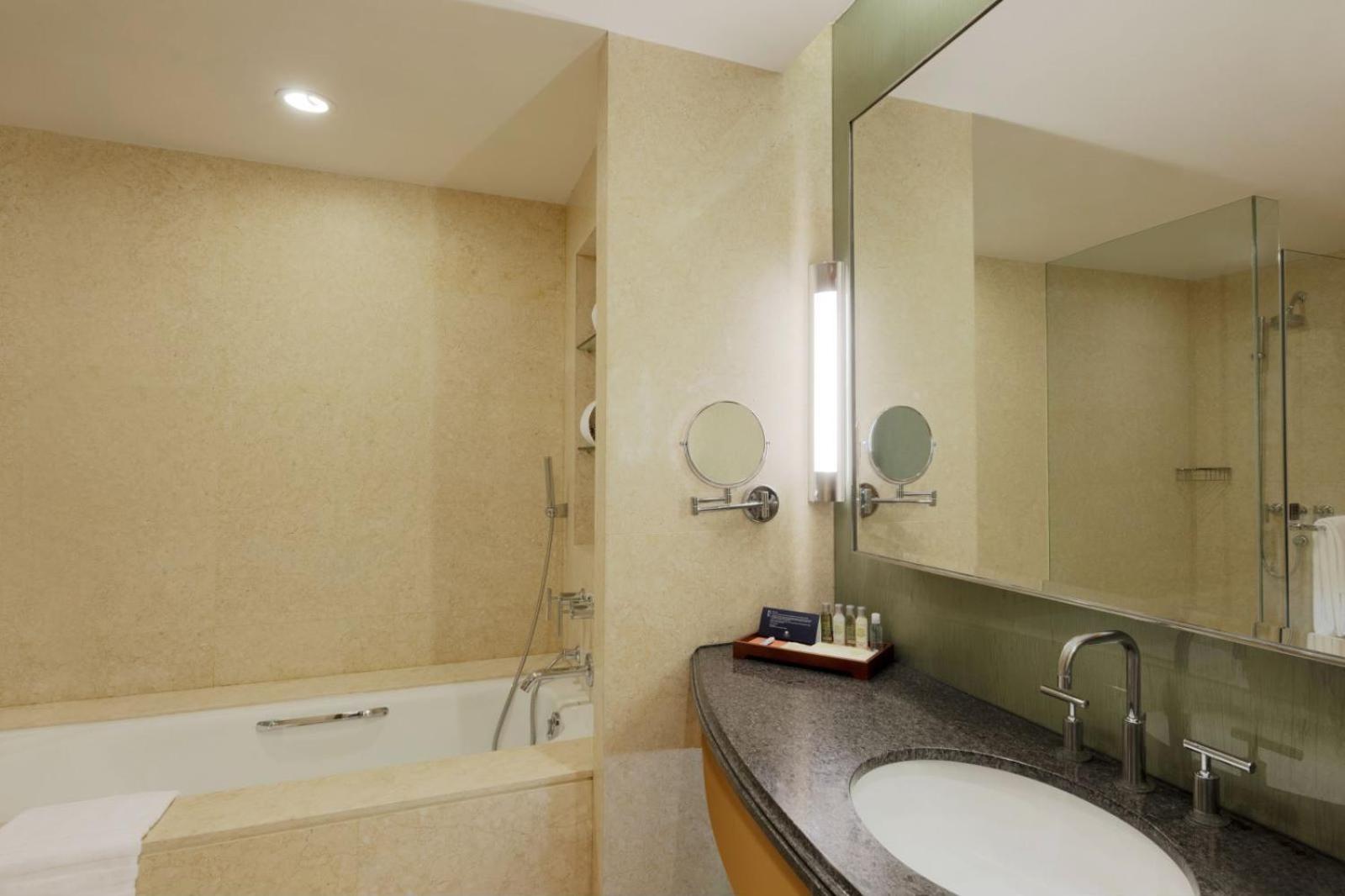Deluxe Twin Room thumbnail 6