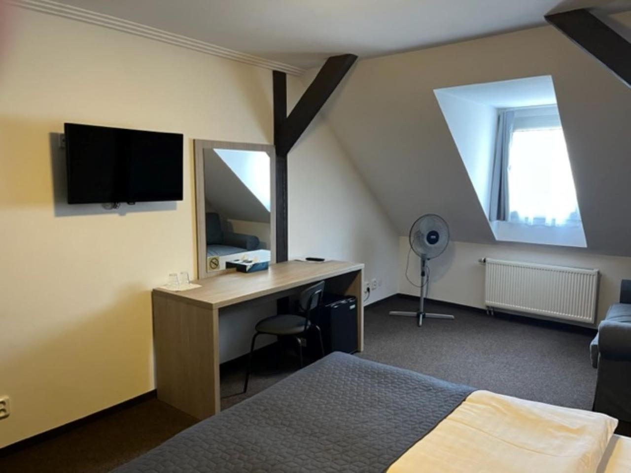 Double or Twin Room - Photo 5
