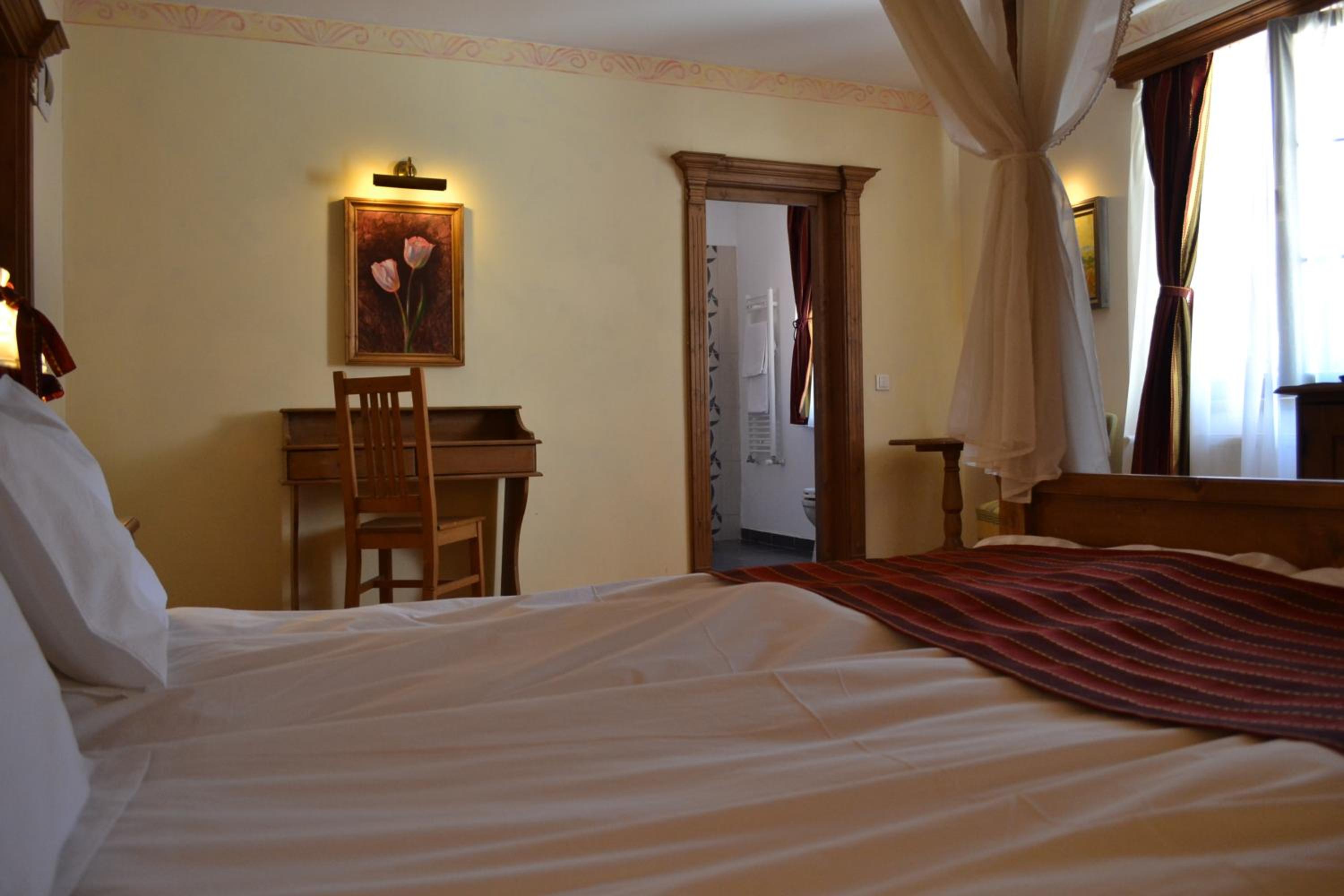 Double Room with canopy bed - Photo 1
