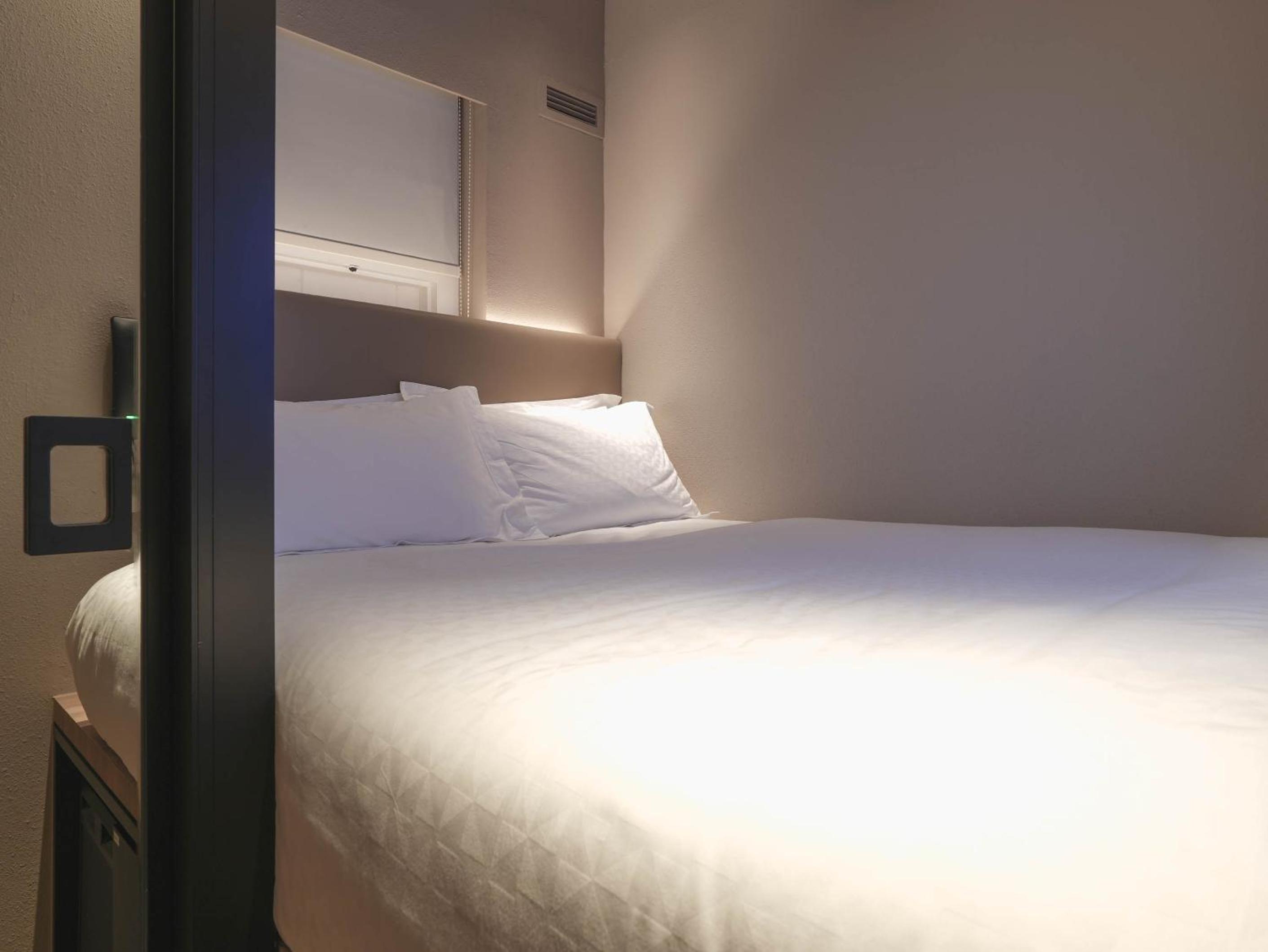 Standard Queen Room (Without Window) photo 3