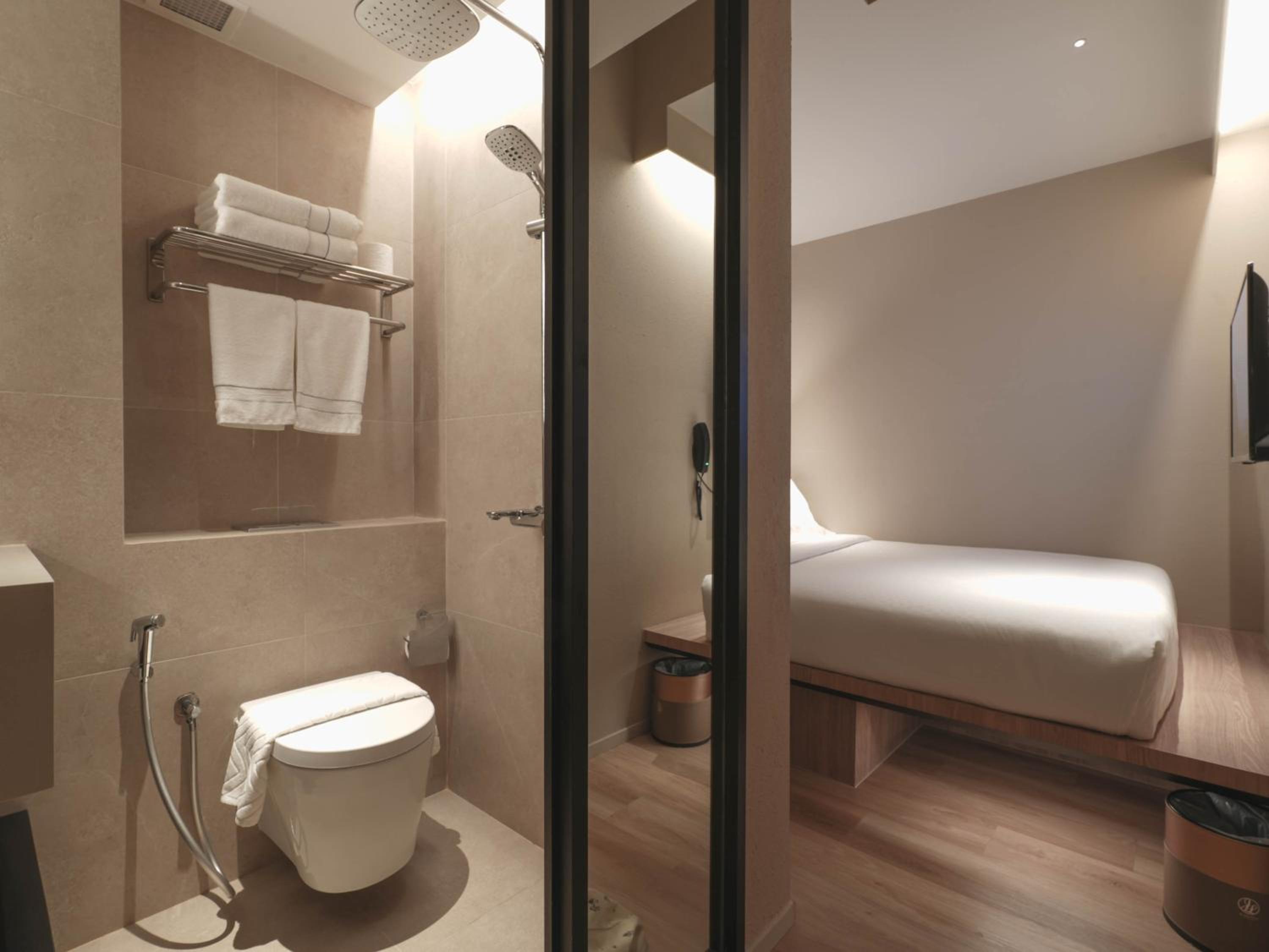 Standard Queen Room (Without Window) photo 2