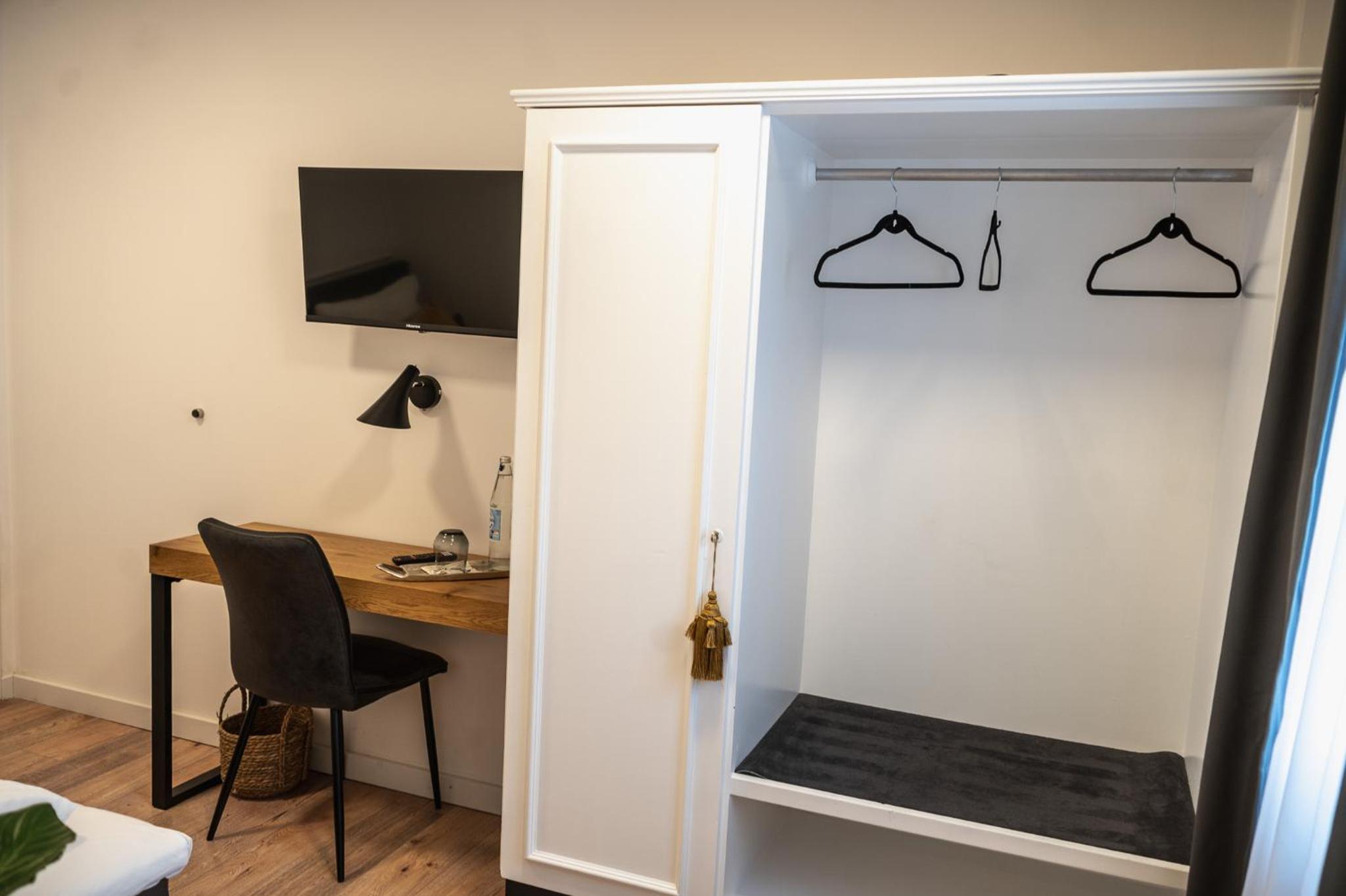 Single Room with Private Bathroom photo 3