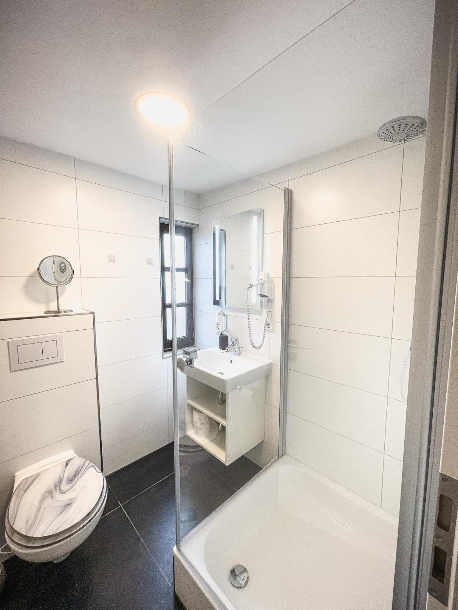 Single Room with Private Bathroom photo 2