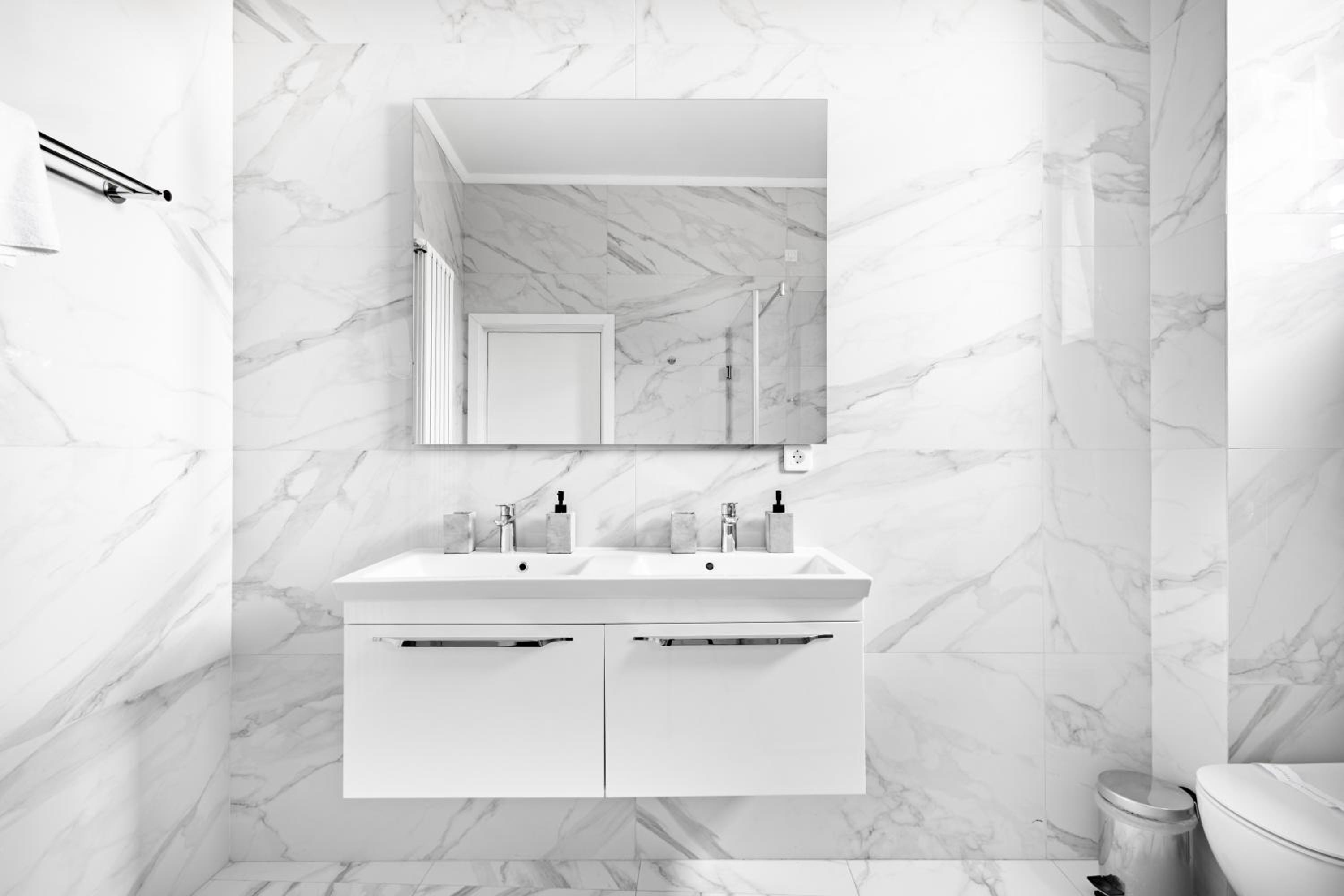 Deluxe King Suite - Photo 11