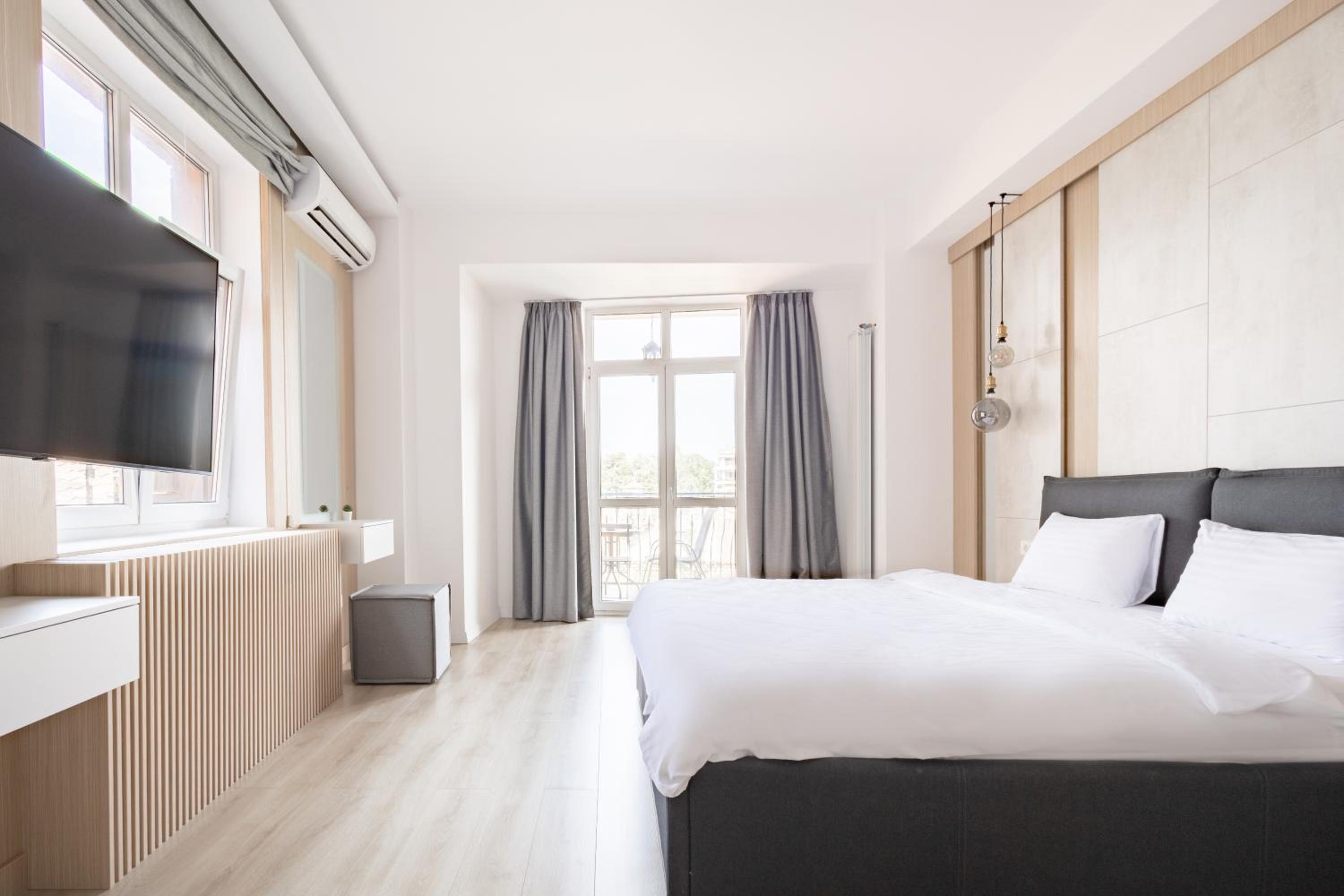 Deluxe King Suite - Photo 4