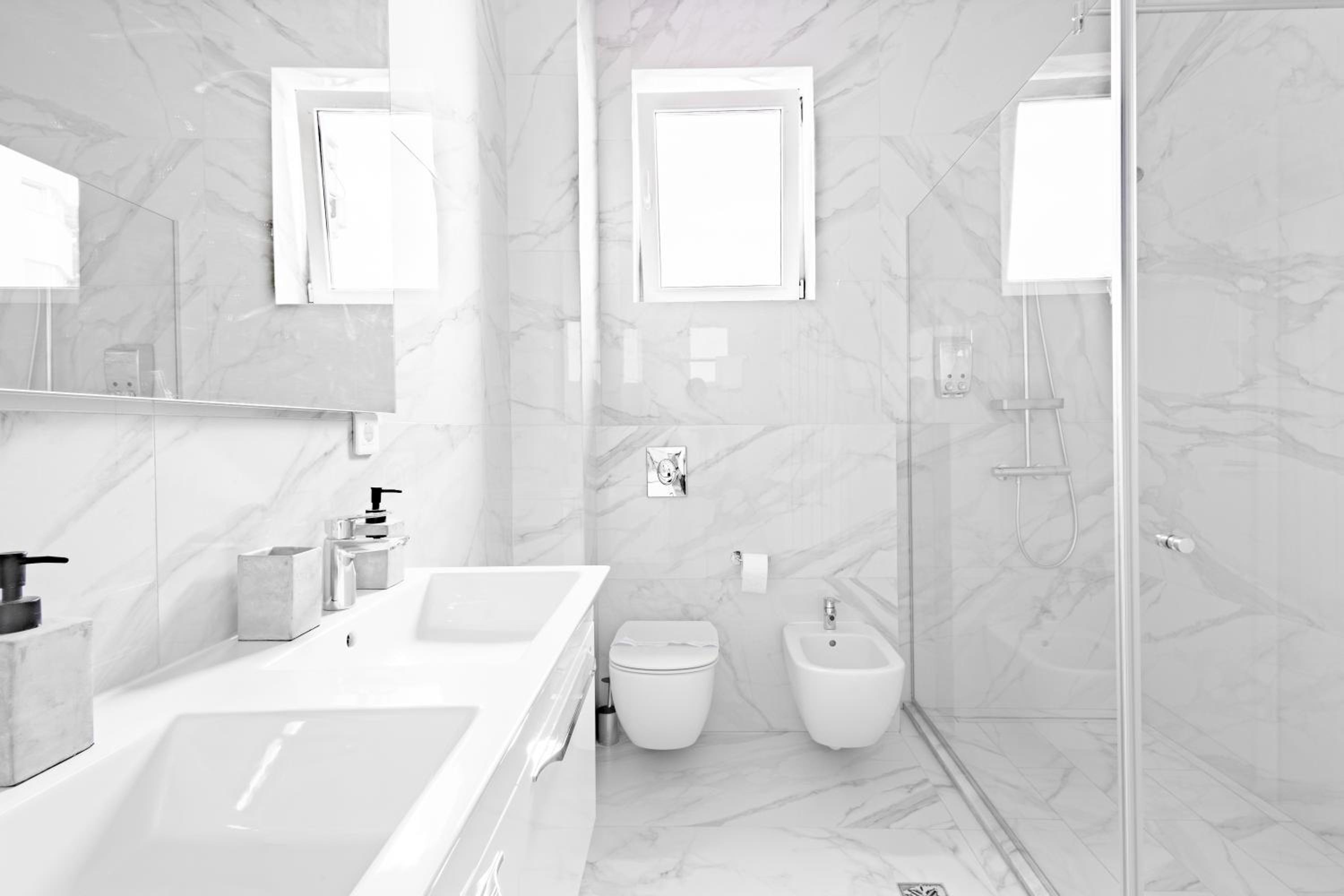 Deluxe King Suite - Photo 13