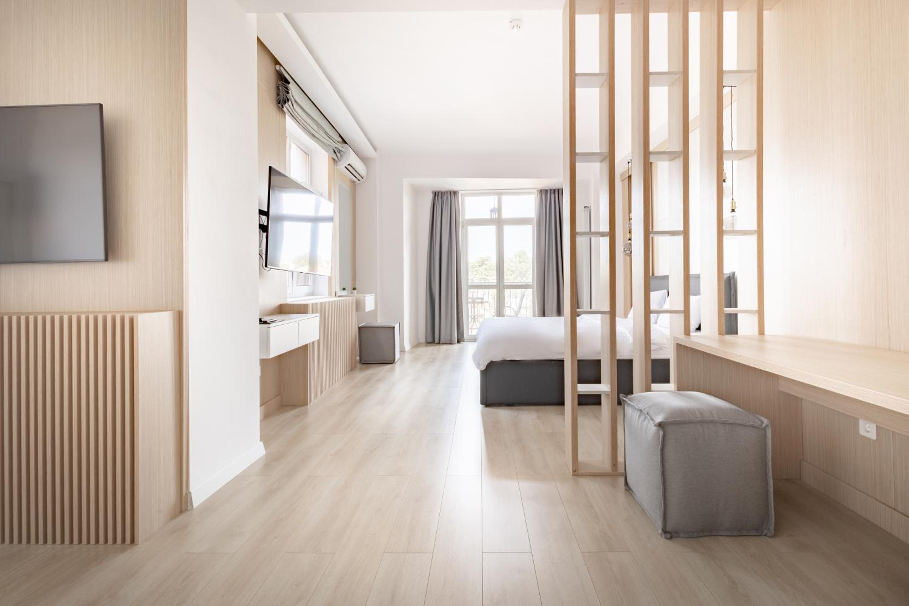 Deluxe King Suite - Photo 15