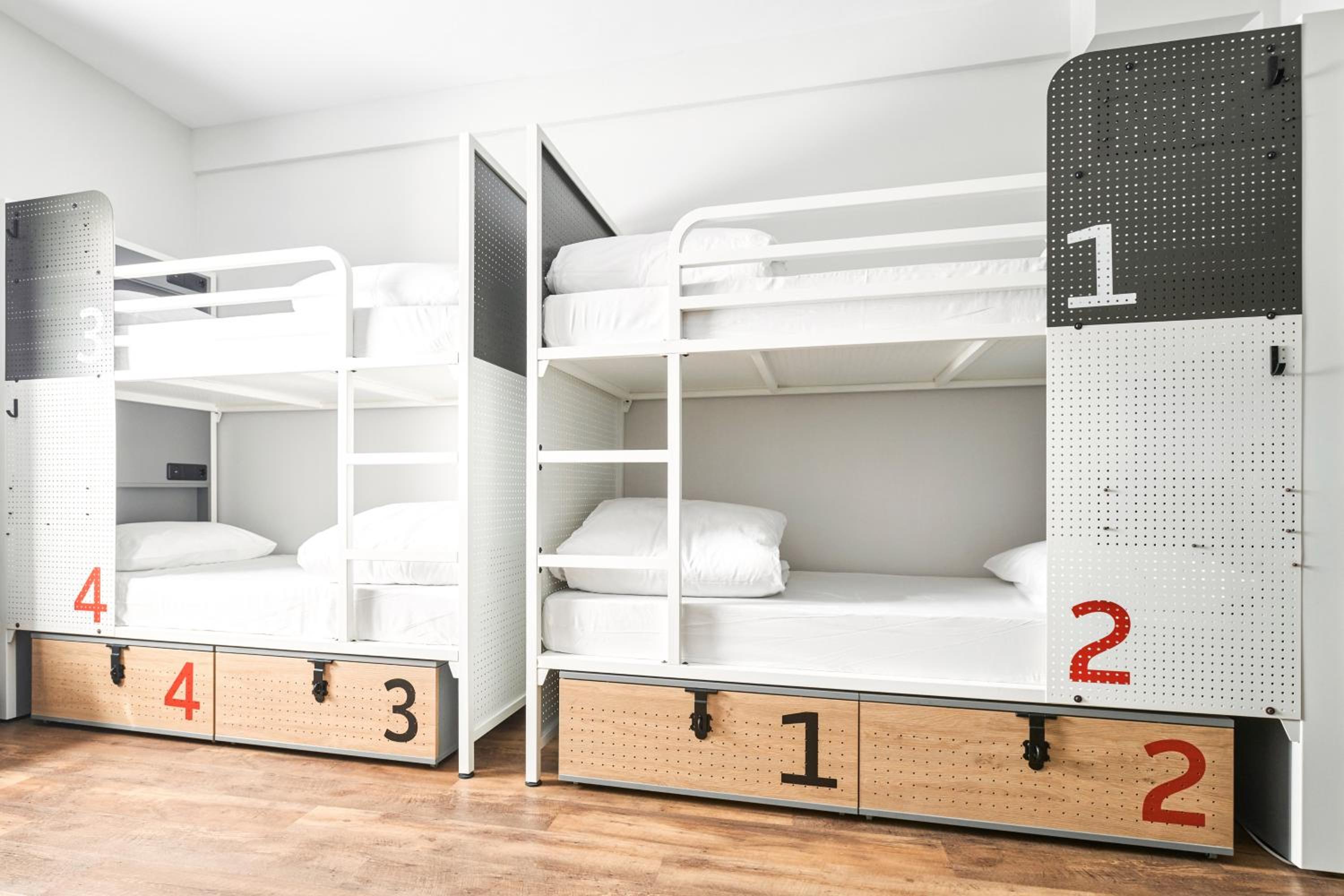Habitación compartida mixta de 8 camas
