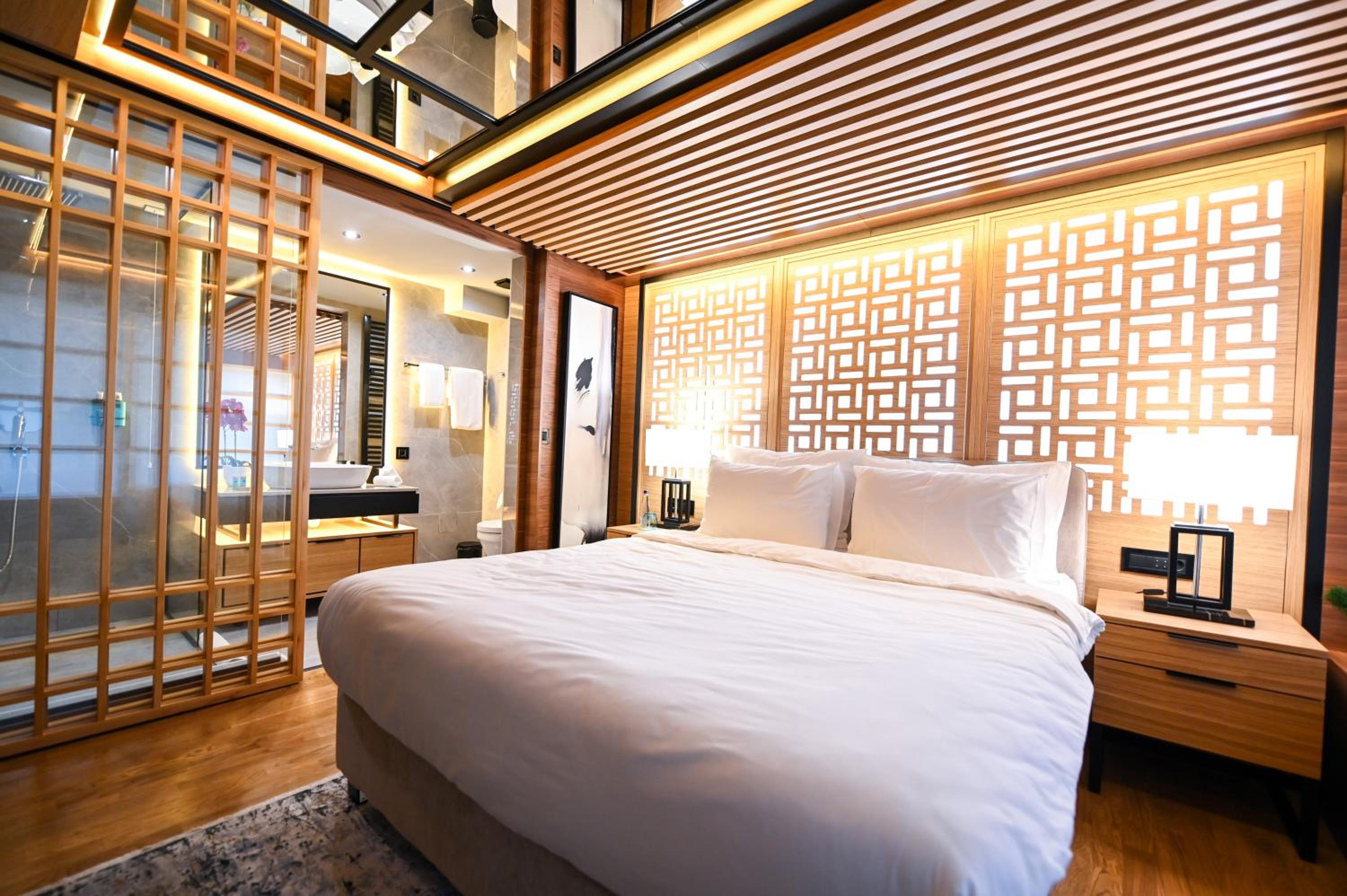 Deluxe Double Room - Photo 9