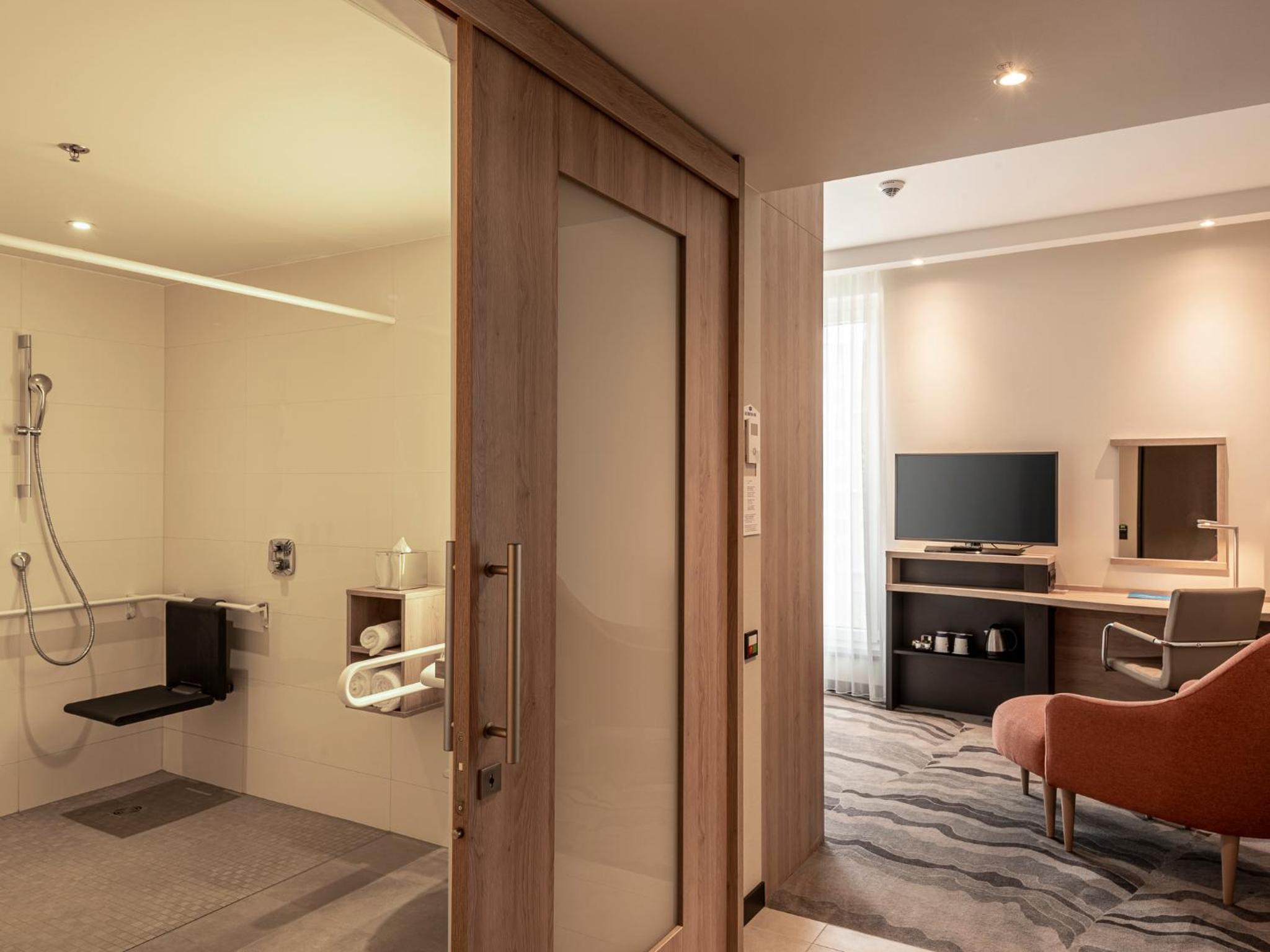 Queen Room - Accessible thumbnail 6