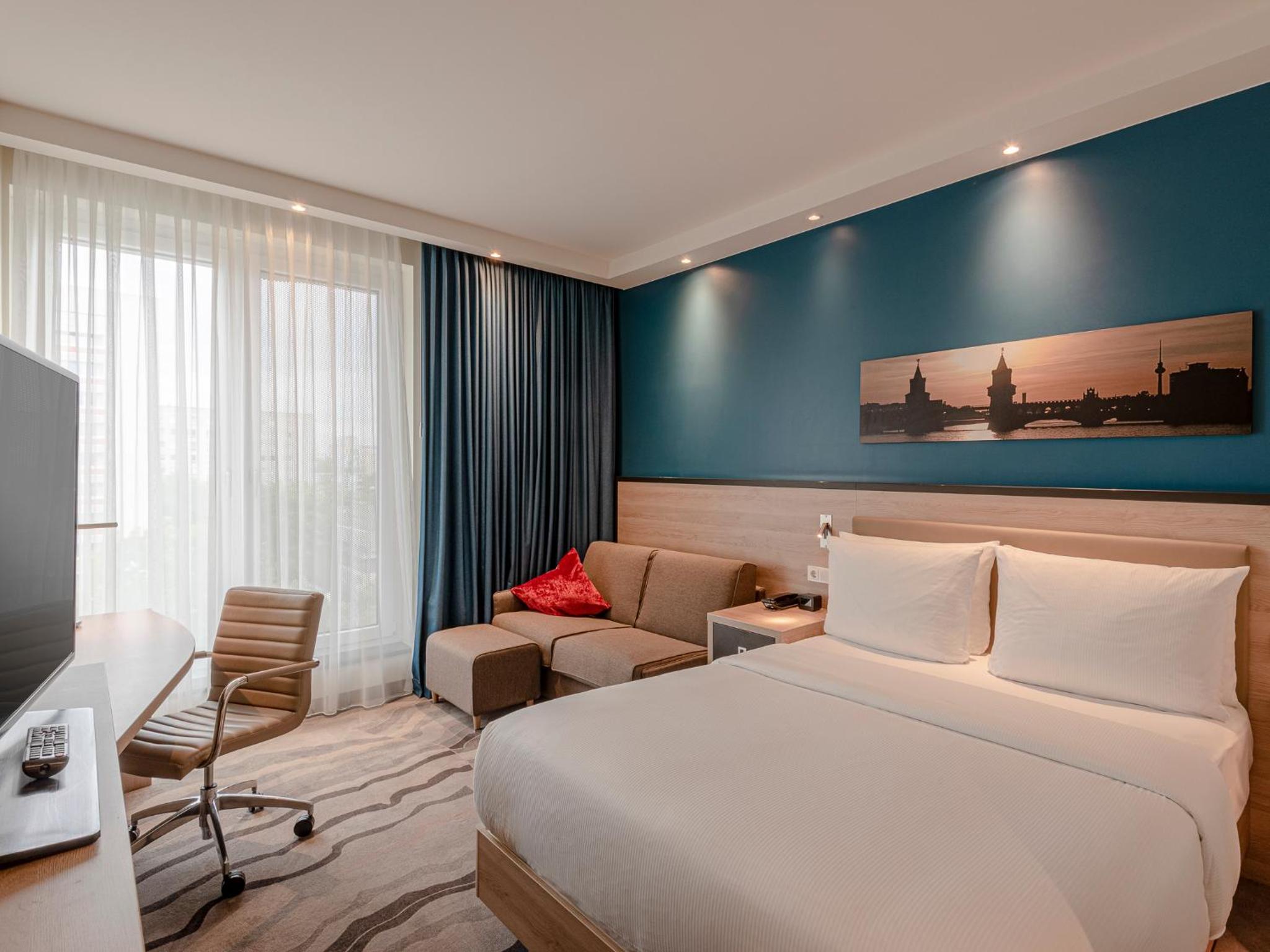 Queen Family Room with City View thumbnail 6