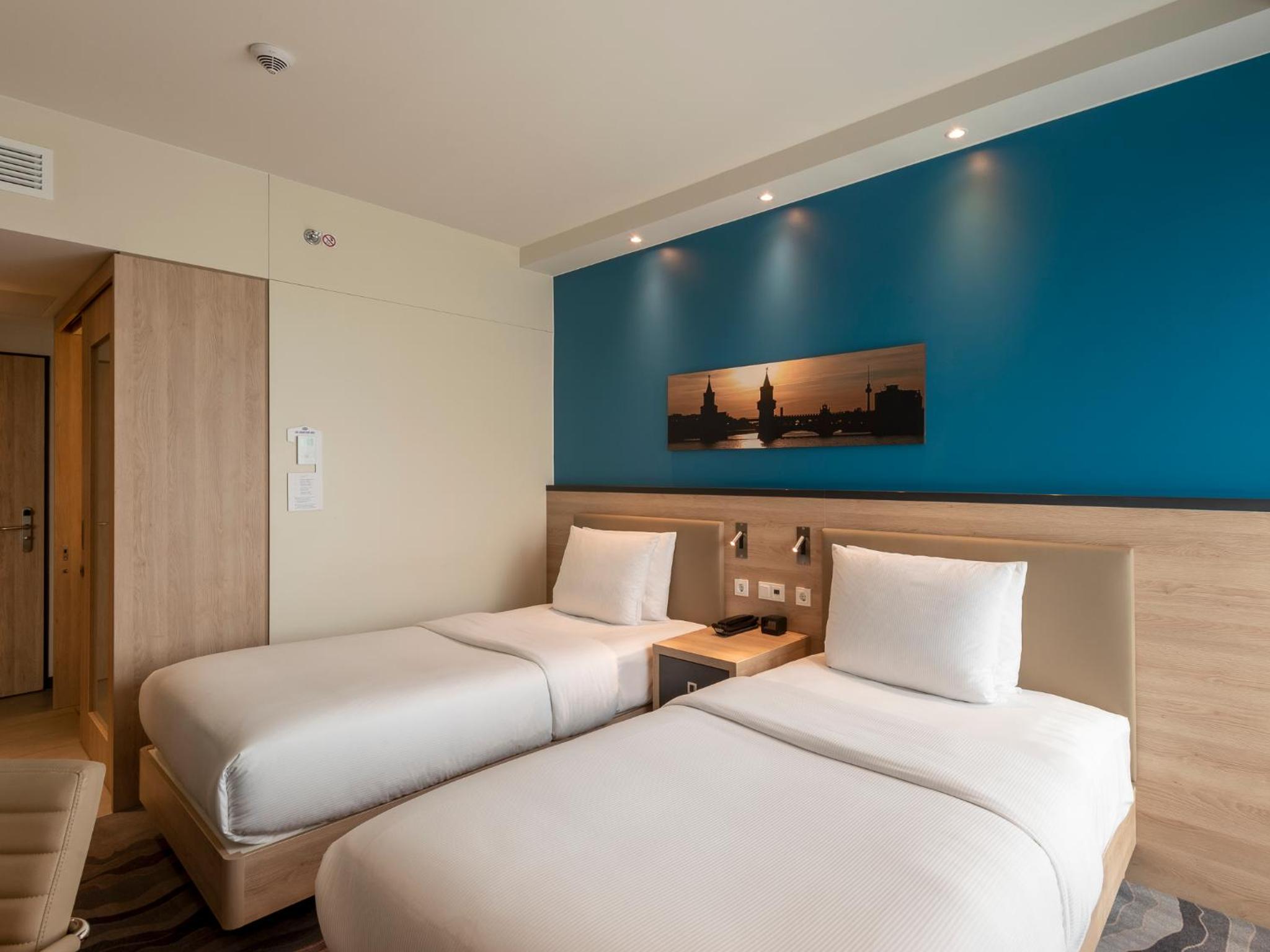 Twin Room with City View thumbnail 5