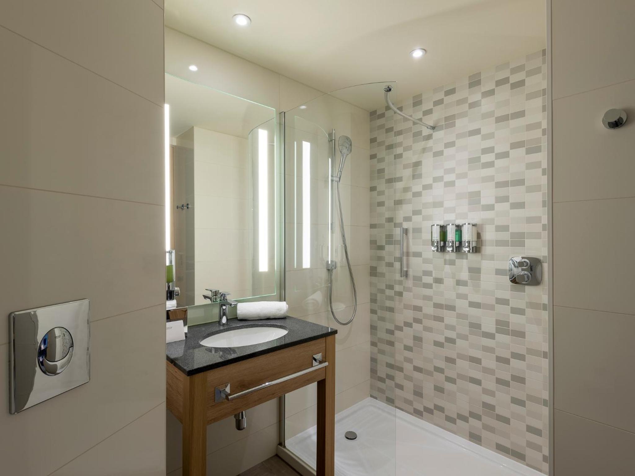 Queen Room with Courtyard View