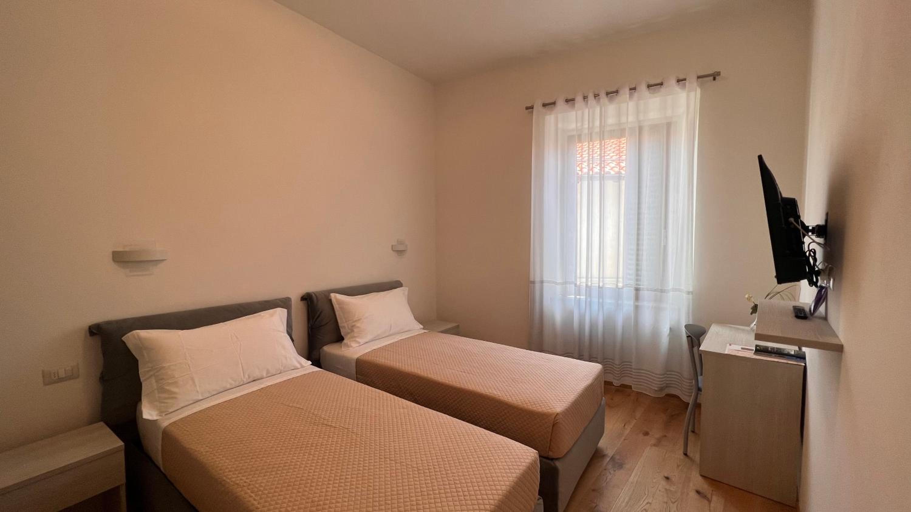 Double or Twin Room - Photo 8