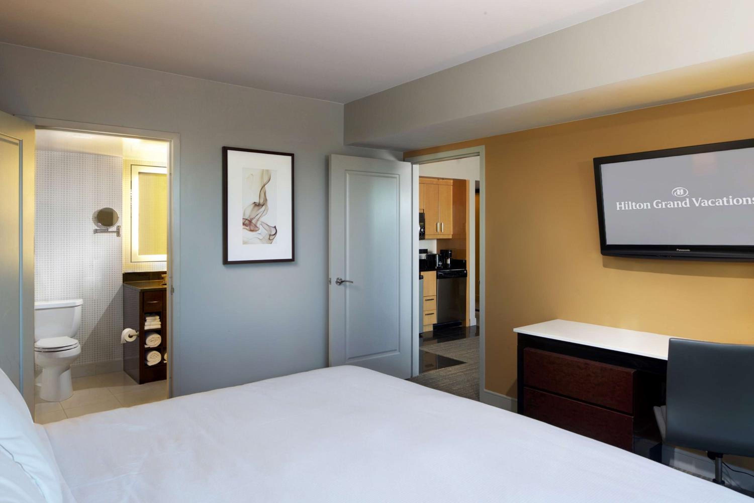 Junior King Suite with Sofa Bed thumbnail 5