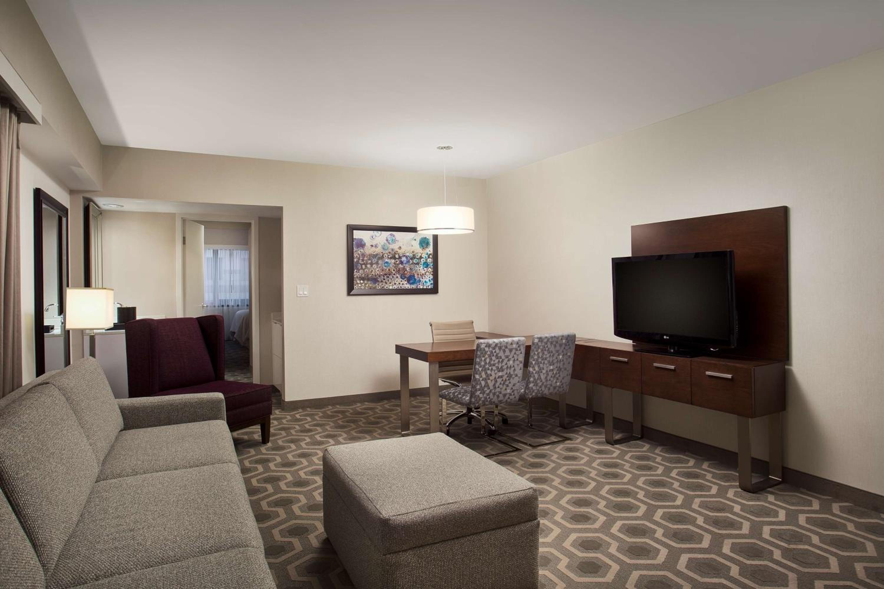 Executive Queen Suite with Two Queen Beds- Non-Smoking photo 1
