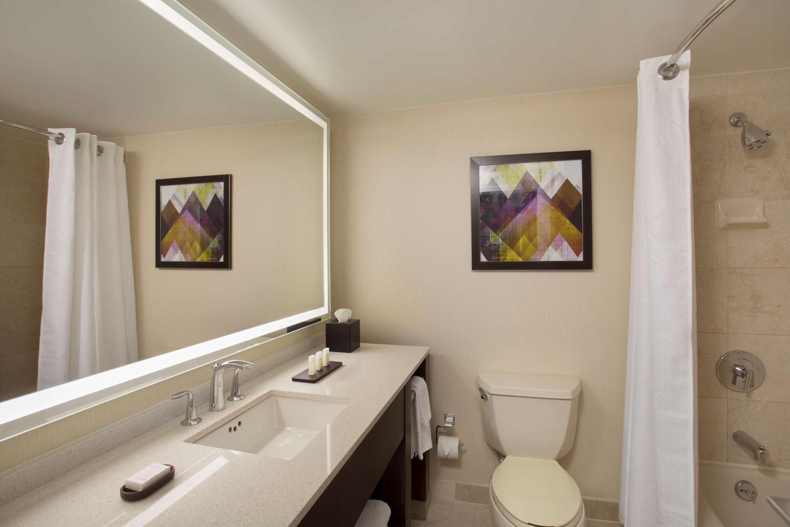 Queen Room with Two Queen Beds photo 3