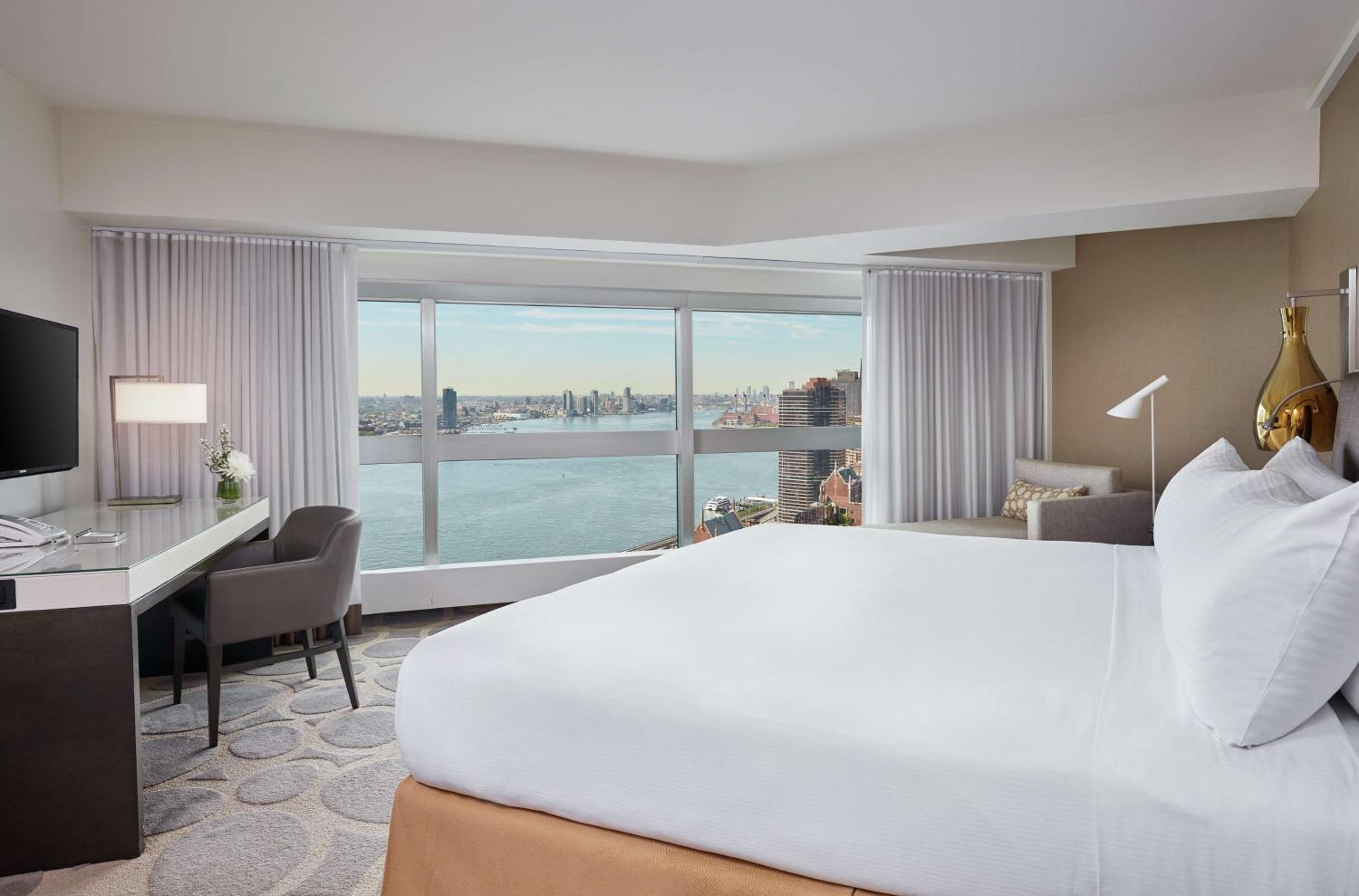 Signature One-Bedroom King Suite with City View photo 1