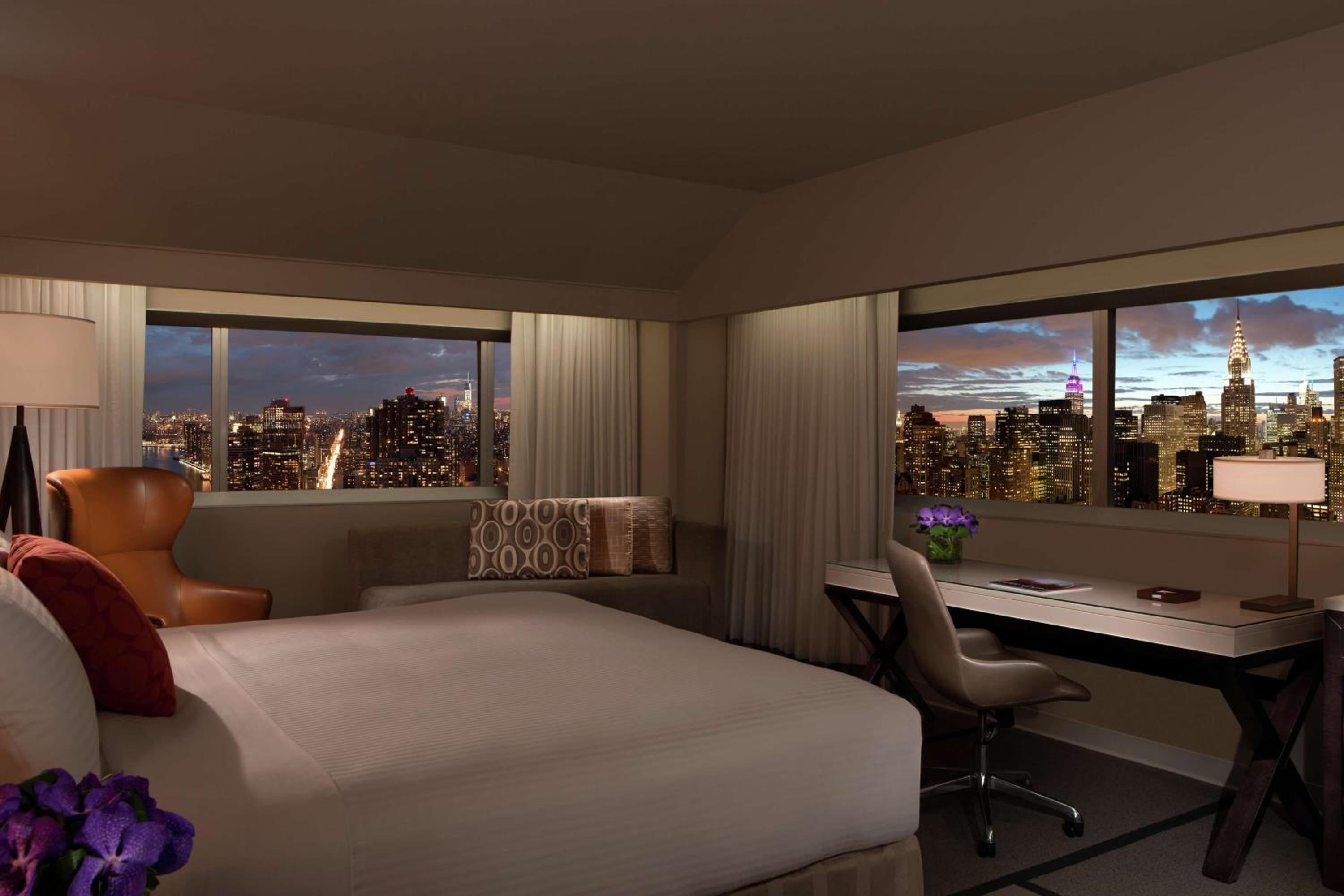 King Room with Tub - City View - Accessible photo 2