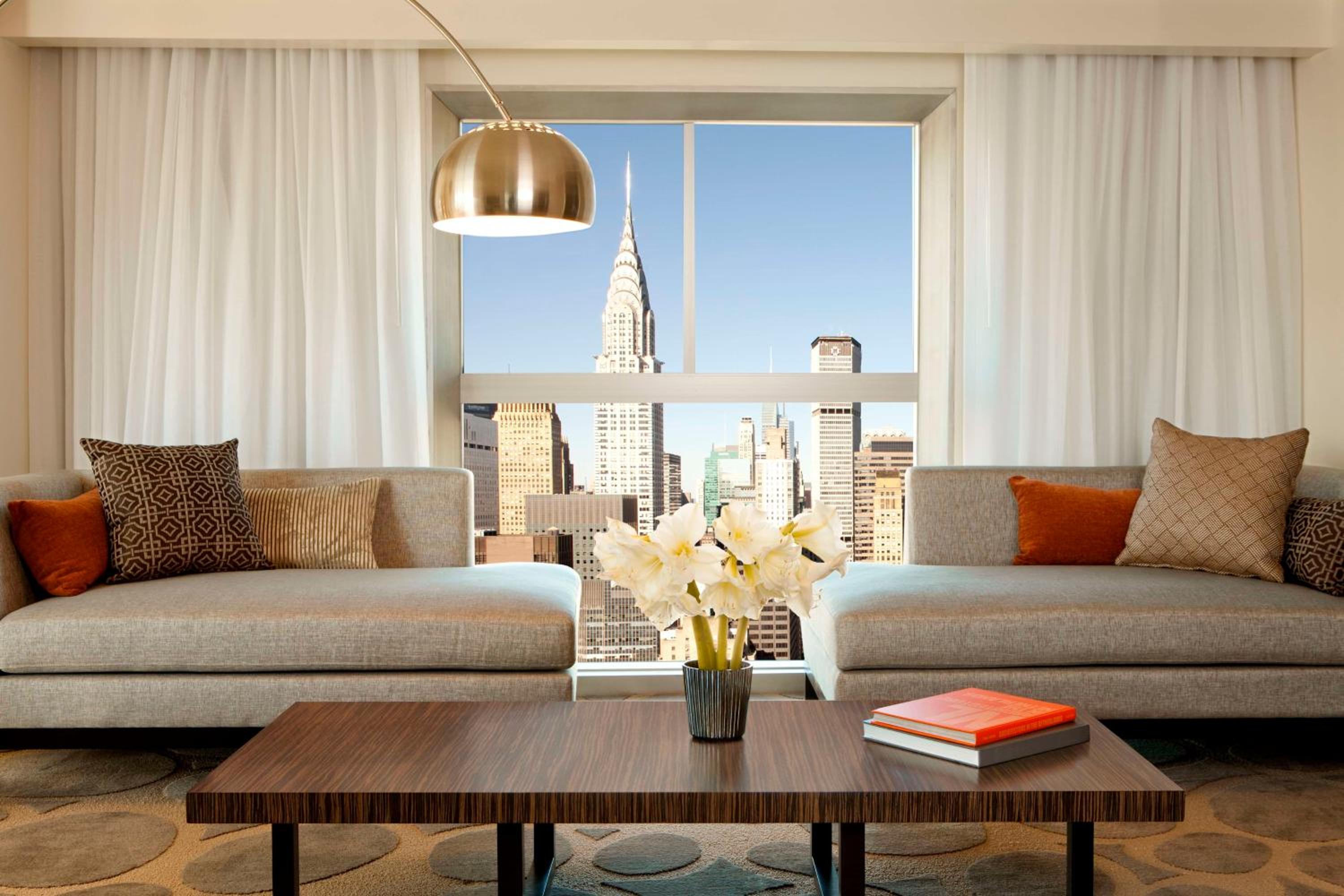 Deluxe Two-Bedroom King Suite with Queen Bed and Skyline View photo 2