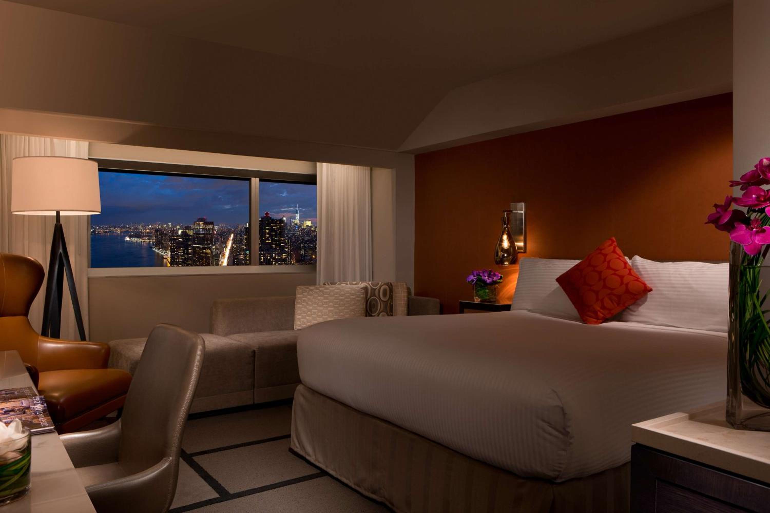 King Room with Tub - City View - Accessible photo 3