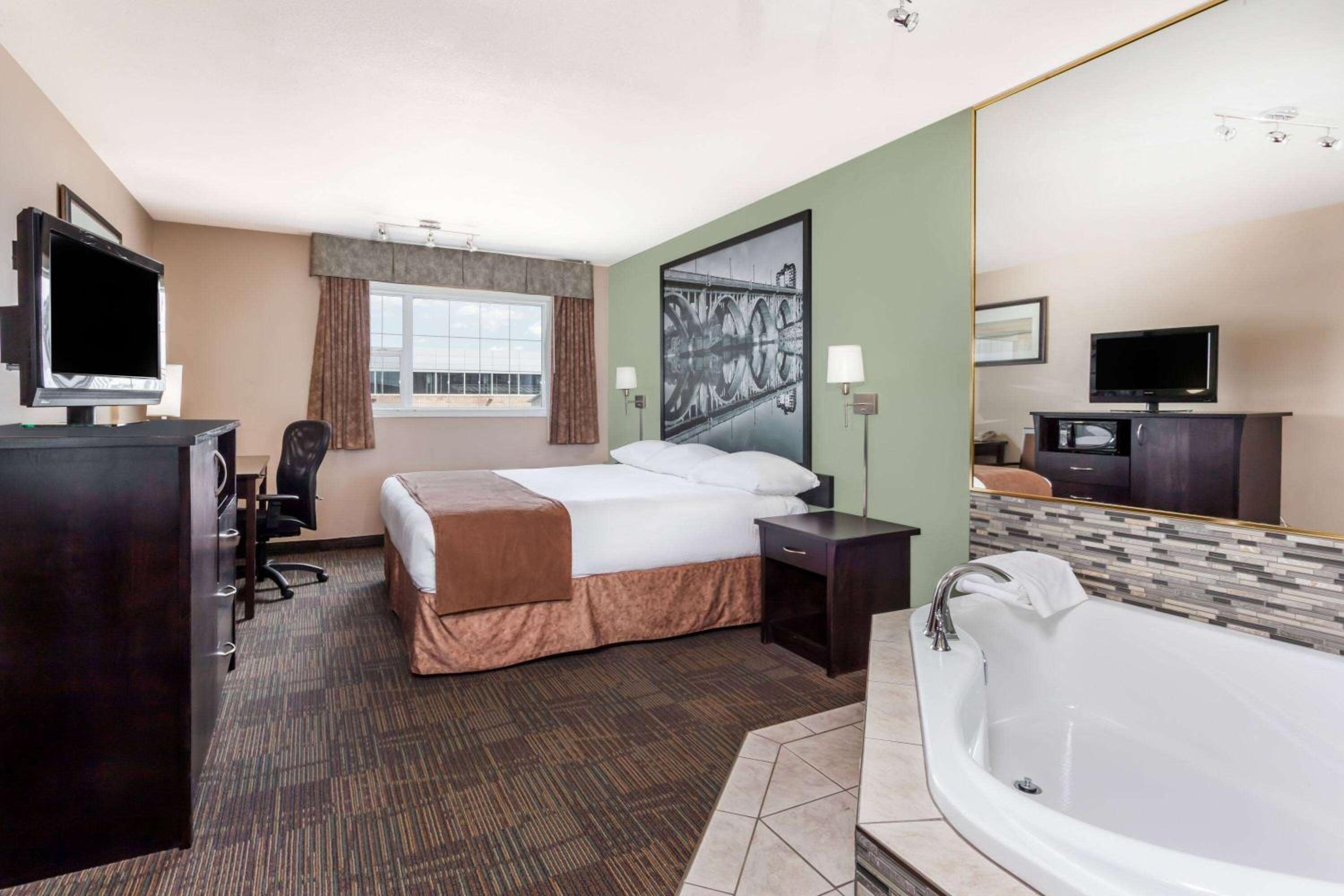 King Suite- Non-Smoking - Photo 1