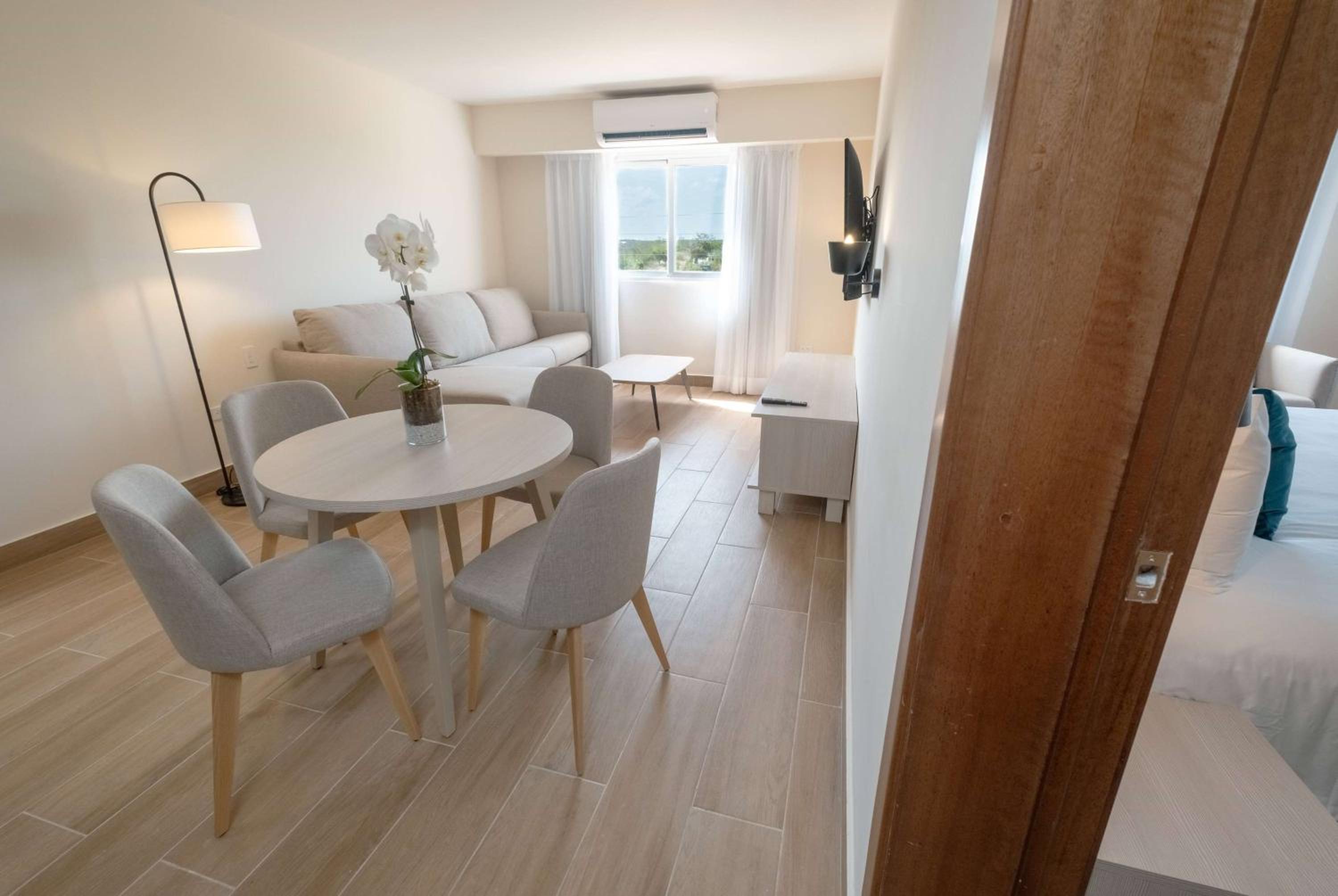 King Room with Living Room, Non-Smoking - Photo 2