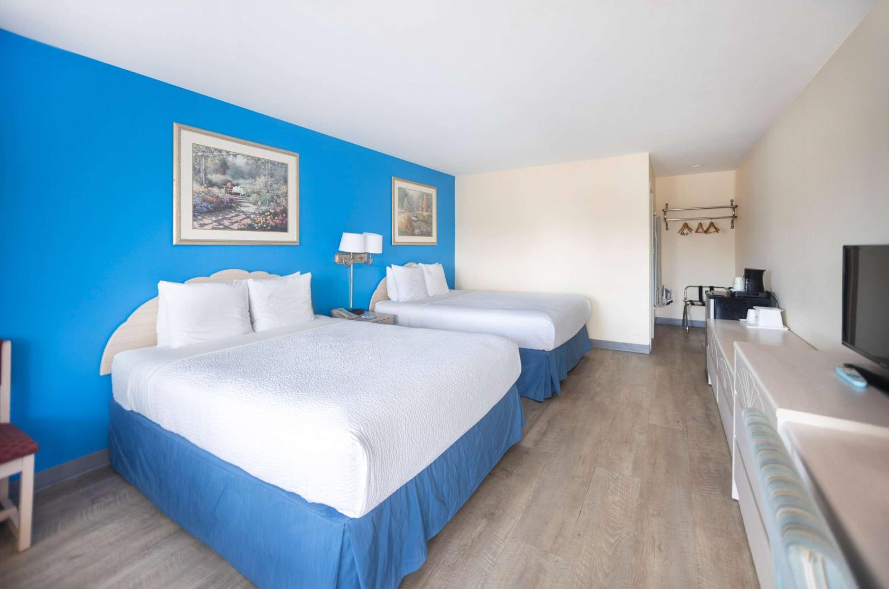 Queen Room With Two Queen Beds - Non-Smoking photo 1