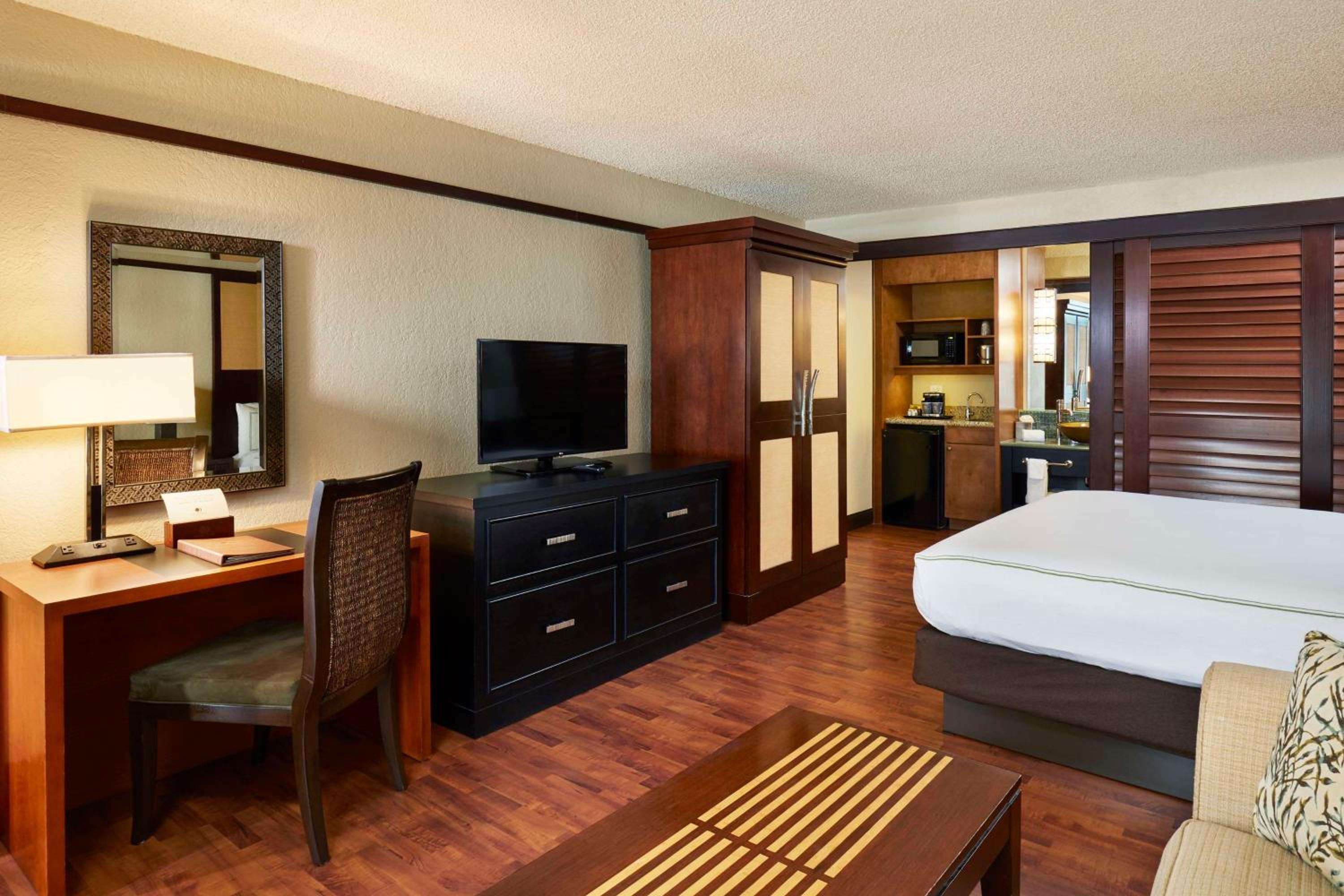 Deluxe King Room with Wet Bar
