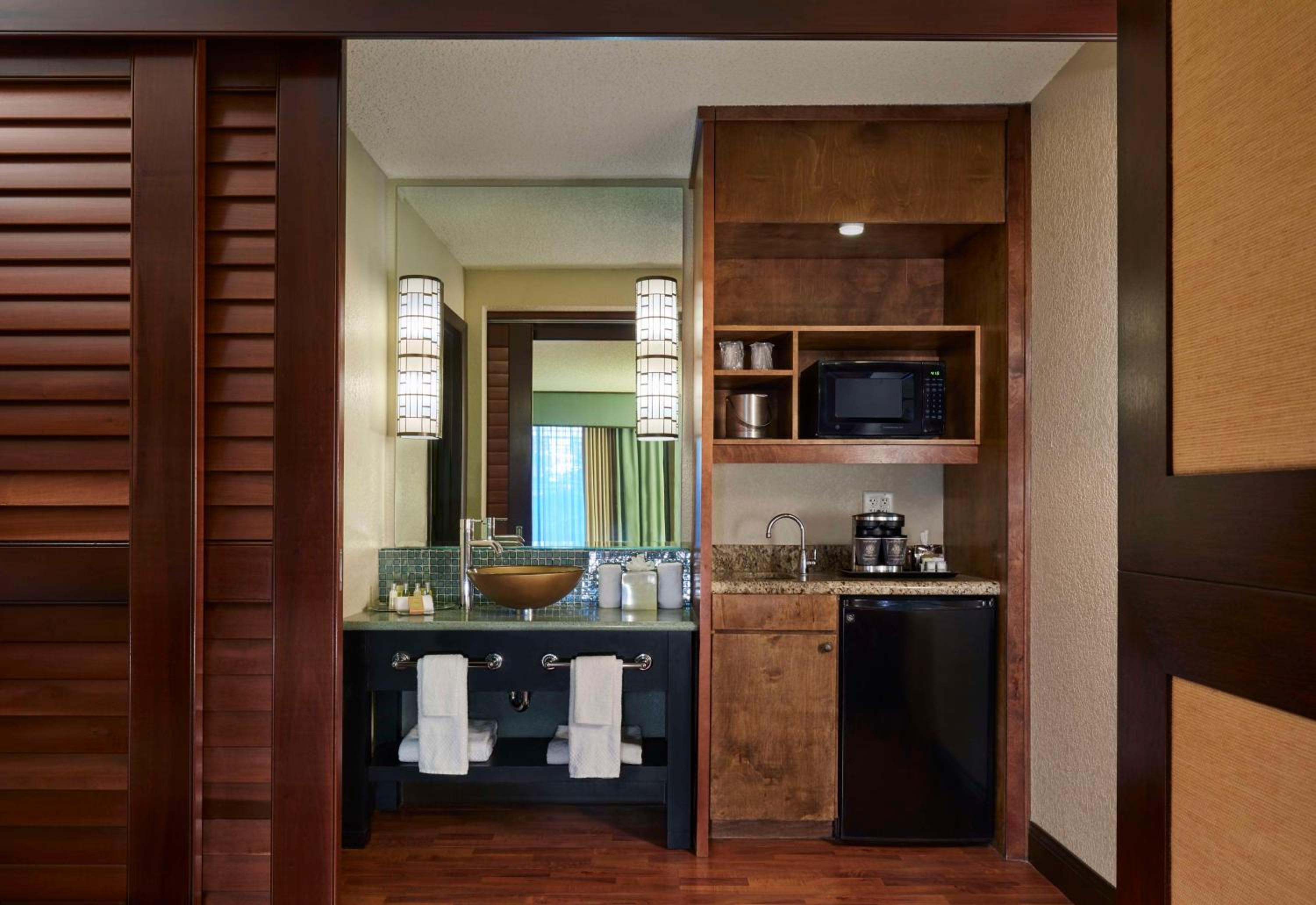 Deluxe King Room with Wet Bar